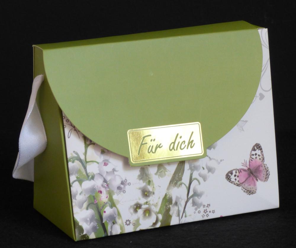 Es handelt sich um einen Papierzuschnitt (Abmessungen etwa 13 cm x 6,5 cm x 10,5 cm), der durch Falten die Form einer kleinen Handtasche mit Überwurfklappe erhält.
 
Die Außenseite ist farbig bedruckt, wobei die Vorderseite der Tasche zusätzlich je nach Ausführung verschiedene Blumenmotive aufweist. Die Geschenk-Handtasche ist mit einem Klettverschluss versehen und verfügt zusätzlich über eine Tragevorrichtung aus Spinnstoffband. Dieses Band wird durch zwei Löcher geführt und ist an den Enden jeweils mit einer Kunststoffkappe versehen.

Abbildung siehe Anlage. 

Derartige Erzeugnisse gehören als „andere Säcke, Beutel oder Tüten aus Papier und Pappe, ausgenommen Schallplattenhüllen" zur Codenummer 4819 4000 00 0 des Zolltarifs.