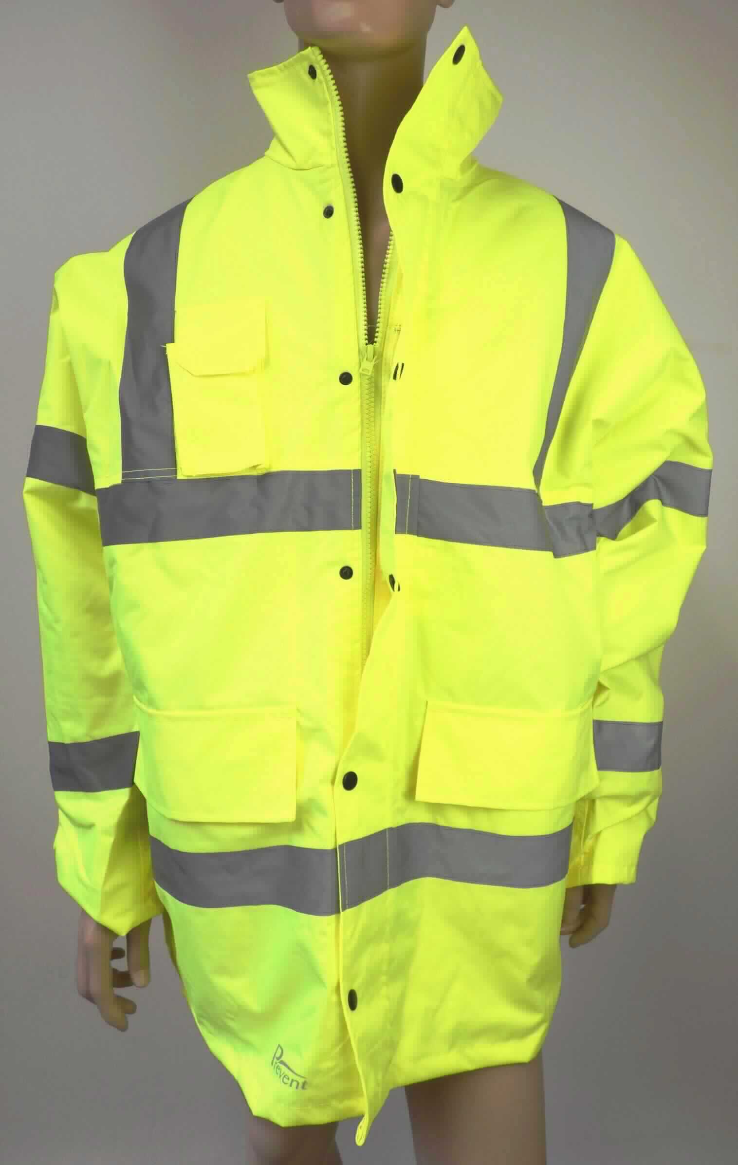Anorak, sog. Warnschutzparker, gelb, Artikel 3150E, Größe XL, Foto siehe Anlage,
- aus etwa 0,2 mm dicken, einfarbigen, einseitig (Innenseite) mit Kunststoff (kein Zellkunststoff) überzogenen
  Geweben der Position 5903; wattiert und abgesteppt gefüttert,
- knapp oberhalb des halben Oberschenkels endend (Rückenlänge: etwa 91 cm, somit keine Kleidung der 
  Unterposition 6210 20), 
- mit einem Stehkragen mit integrierter Kapuze,
- vorn mit einer durchgehenden Öffnung mit einem bis in die Kragenspitzen reichenden Reißverschluss; 
  verdeckt von einer Patte mit Druckknopfverschluss von links über rechts (Männerkleidung),
- mit langen Ärmeln; etwa 11 cm oberhalb der Ärmelenden innen mit angesetzten Bündchen aus Gewirken,
- mit zwei aufgesetzten Taschen unterhalb der Taille,
- mit reflektierenden Streifen ausgestattet; z. T. längs über die Schultern verlaufend (sog. Hosenträgerreflex),
- am unteren Rand durch Umschlagen und Festnähen gesäumt.

"Kleidung aus Erzeugnissen der Position 5903, aus Geweben, andere als in den Unterpositionen 6210 20 und 
  6210 30 genannte, für Männer"