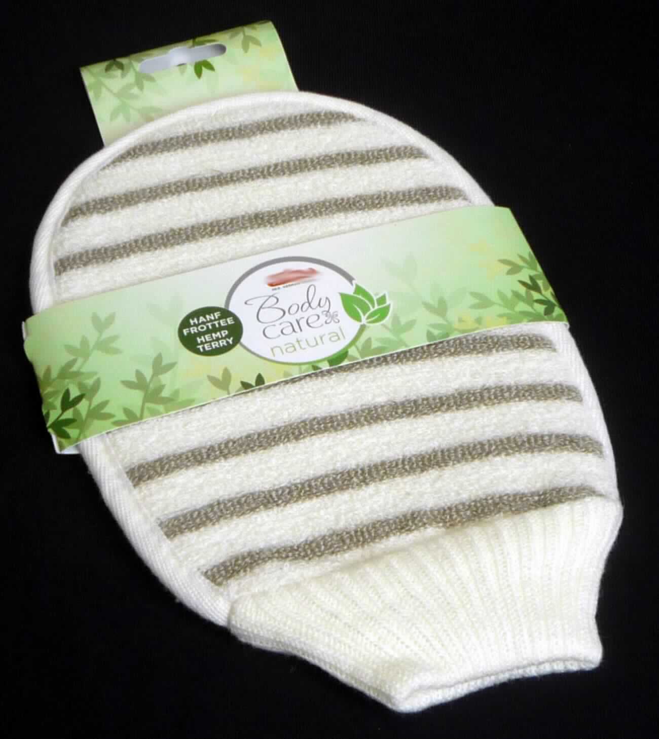 Wäsche zur Körperpflege, sog. Bade-Massage-Handschuh, Hanf/Frottee, Beige, Foto siehe Anlage,
- an einer bedruckten Pappbanderole befestigt,
- in der Art eines Fausthandschuhs ohne ausgearbeiteten Daumen, in den Abmessungen (L x B): 
  ca. 23 cm x 15,5 cm,
- mit einer Vorderseite (Massageseite) aus einem zweilagigen Flächenerzeugnis:
-- mit einer charakterbestimmenden Außenlage (Schauseite) aus laut Untersuchungsergebnis einem buntgewirkten 
   Schlingengewirke:
--- mit einem Grund aus synthetischen Chemiefasern,
--- mit einem hellen Flor aus Polyesterfasern (synthetische Chemiefasern) und Baumwolle sowie einem 
     dunklem Flor aus Flachs (Leinen); mit einem Gesamtanteil von 41,3 % Flachs, 38,2 % Polyester und 
     20,5 % Baumwolle,
-- mit einer Innenlage aus einem undichten Kettengewirke aus Spinnstoffen,
- mit einer Rückseite aus einem dreilagigen Flächenerzeugnis der Position 6001:
-- mit einer charakterbestimmenden Außenlage (Schauseite) aus laut Untersuchungsergebnis einem einfarbigen 
   Schlingengewirke mit einem Grund aus synthetischen Chemiefasern und einem Flor aus Polyesterfasern 
   und Baumwolle; dabei können für den Flor die Antragsangaben von 65 % Polyester und 35 % Baumwolle als 
   zutreffend angesehen werden,
-- mit einer Zwischenlage aus Schaumkunststoff,
-- mit einer Innenlage aus dem oben genannten undichten Kettengewirke,
- mit einem doppelt gearbeiteten Bündchen aus gerippt gewirkten Gewirken aus Spinnstoffen,
- durch Zusammennähen konfektioniert,
- die Ware ist waschbar und dient zum Massieren bzw. Einseifen beim Baden oder Duschen, stellt sich damit
  als Wäsche zur Körperpflege dar und ist u. a. deshalb kein Handschuh der Position 6116,
- sowohl die Vorderseite als auch die Rückseite bestehen u. a. aufgrund der geringen Baumwollanteile in den 
  entsprechenden Flächenerzeugnissen nicht aus Frottierware aus Baumwolle, u. a. somit keine Ware der 
  Unterposition 6302 6000,
- im Hinblick auf die Verwendung und den Umfang sind das Schlingengewirke aus Flachs und das 
  Schlingengewirke aus Polyester gleichermaßen von Bedeutung; somit verleiht keiner der beiden Gewirke 
  der Ware ihren wesentlichen Charakter, die Ware ist damit der von den gleichermaßen in Betracht kommenden 
  Unterpositionen (6302 93 / 6302 99) in der Nomenklatur zuletzt genannten zuzuweisen.

"Wäsche zur Körperpflege (Bade-Massage-Handschuh), aus Spinnstoffen, aus Flachs"