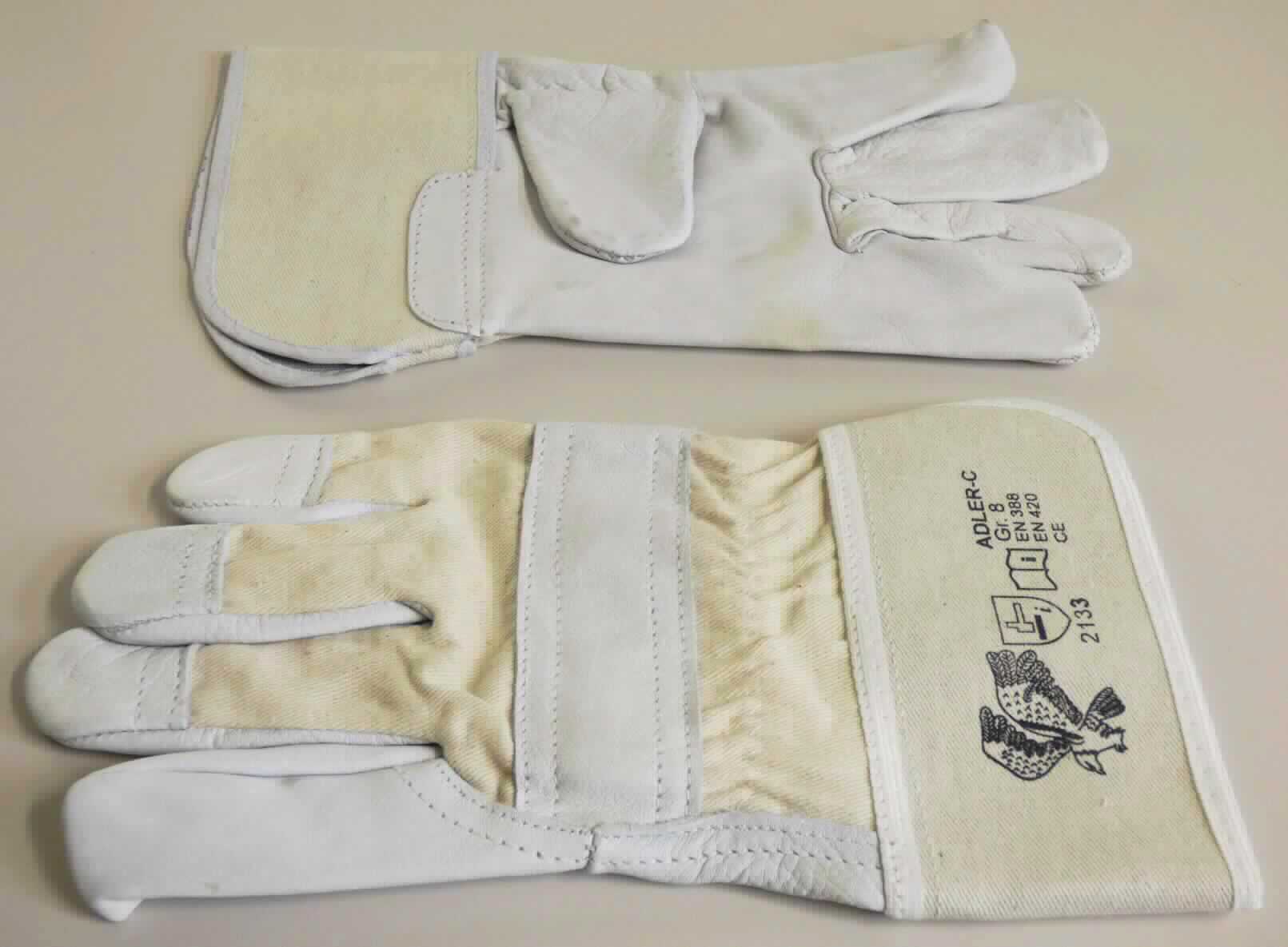 Schutzhandschuhe, sog. Handschuhe (Art. ADLER-C8), Foto siehe Anlage,
- als Fünffingerhandschuhe gearbeitet, 
- im Bereich der Innenhand (inkl. Daumen und Finger), der Fingerzwischenräume, der Daumenaußenseite,
  der Fingerkuppen sowie im Knöchelbereich des Handrückens aus Leder,
- im restlichen Bereich der Außenhand (inkl. Finger) aus Geweben aus Spinnstoffen,
- mit einer Stulpe aus dichten Geweben aus Spinnstoffen,
- im Bereich der Handinnenseite gefüttert,
- im Hinblick auf dem Umfang und insbesondere auf die Verwendung der Handschuhe als Schutzhandschuhe
  ist das Leder charakterbestimmend,
- Schutzhandschuhe für alle Berufe aufgrund der einfachen Verarbeitung (innen offen liegende Nähte und Gummi- 
  züge), der auf die Stulpen aufgedruckten CE-Kennzeichnungen (EN 388, EN 420) und der Verwendung von
  dickem, widerstandfähigem Leder.
  
"Bekleidungszubehör, aus Leder, Fingerhandschuhe, Schutzhandschuhe für alle Berufe"