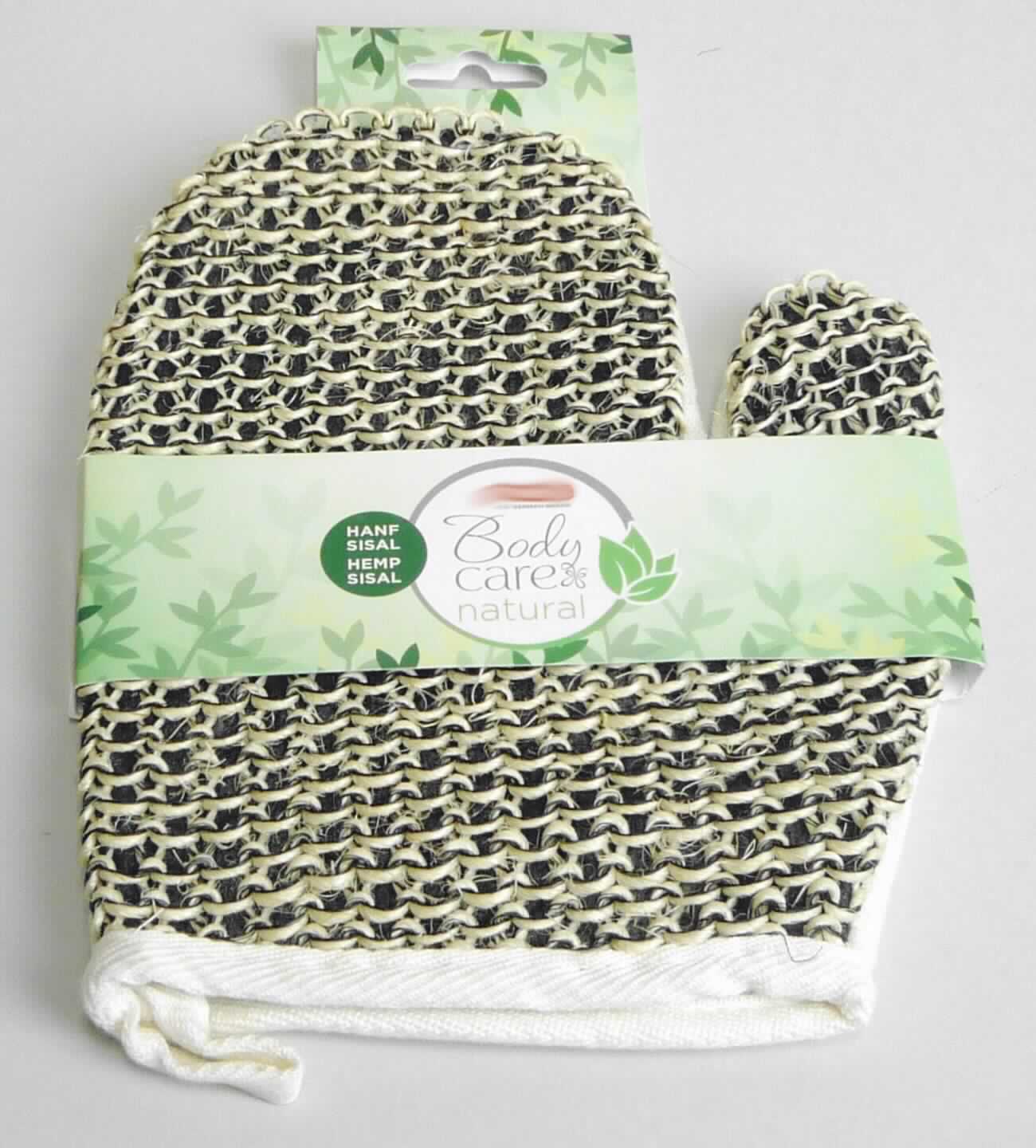 Wäsche zur Körperpflege, sog. Bade-Massage-Handschuh, Hanf/Sisal, Beige-Braun, Foto siehe Anlage,
- an einer bedruckten Pappbanderole befestigt,
- in der Art eines Fausthandschuhs mit ausgearbeiteten Daumen, in den Abmessungen (L x B): ca. 20 cm x 17 cm,
- mit einer dreilagig gearbeiteten Vorderseite (Massageseite), bestehend aus:
-- einem zweilagigen Flächenerzeugnis:
--- mit einer charakterbestimmenden Außenlage (Schauseite) aus laut Untersuchungsergebnis einem buntgewirkten 
     Kuliergewirke aus Sisal und Polyethylen-Monofilen (synthetische Chemiefasern); dabei können die 
     Antragsangaben von 90 % Sisal und 10 % Polyethylen als zutreffend angesehen werden,
--- mit einer Innenlage aus Vliesstoff aus Spinnstoffen,
-- unterlegt mit einem einfarbigen Gewirke aus Spinnstoffen,
- mit einer Rückseite aus einem dreilagigen Flächenerzeugnis der Position 6001:
-- mit einer charakterbestimmenden Außenlage (Schauseite) aus laut Untersuchungsergebnis einem einfarbigen 
   Schlingengewirke mit einem Grund aus synthetischen Chemiefasern und einem Flor aus Polyesterfasern 
   (synthetische Chemiefasern) und Baumwolle; dabei können für den Flor die Antragsangaben von 65 % Polyester
   und 35 % Baumwolle als zutreffend angesehen werden,
-- mit einer Zwischenlage aus Schaumkunststoff und einer Innenlage aus einem undichten Kettengewirke,
- am unteren Rand mit einem schmalen Band aus Geweben aus Spinnstoffen eingefasst und zu einer Schlaufe 
  gelegt, die die Aufhängevorrichtung bildet,
- durch Zusammennähen konfektioniert,
- die Ware ist waschbar und dient zum Massieren bzw. Einseifen beim Baden oder Duschen, stellt sich damit
  als Wäsche zur Körperpflege dar und ist u. a. deshalb kein Handschuh der Position 6116,
- sowohl die Vorderseite als auch die Rückseite bestehen u. a. aufgrund der geringen Baumwollanteile in den 
  entsprechenden Flächenerzeugnissen nicht aus Frottierware aus Baumwolle, u. a. somit keine Ware der 
  Unterposition 6302 6000,
- im Hinblick auf die Verwendung und den Umfang sind das Kuliergewirke aus Sisal und das Schlingengewirke 
  aus Polyester gleichermaßen von Bedeutung; somit verleiht keiner der beiden Gewirke der Ware ihren 
  wesentlichen Charakter, die Ware ist damit der von den gleichermaßen in Betracht kommenden Unterpositionen 
  (6302 93 / 6302 99) in der Nomenklatur zuletzt genannten zuzuweisen.

"Wäsche zur Körperpflege (Bade-Massage-Handschuh), aus Spinnstoffen, aus Sisal"