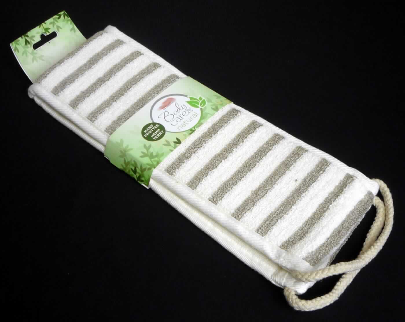 Massagegurt, sog. Rückenreiber, Hanf/Frottee, Beige-gestreift, Foto siehe Anlage,
- an einer bedruckten Pappbanderole befestigt,
- in rechteckiger Form, in den Abmessungen (L x B): ca. 59 cm x 11 cm,
- mit einer Vorderseite (Massageseite) aus einem zweilagigen Flächenerzeugnis:
-- mit einer charakterbestimmenden Außenlage (Schauseite) aus laut Untersuchungsergebnis einem buntgewirkten 
   Schlingengewirke:
--- mit einem Grund aus synthetischen Chemiefasern,
--- mit einem hellen Flor aus Polyesterfasern (synthetische Chemiefasern) und Baumwolle sowie einem 
     dunklem Flor aus Flachs (Leinen); mit einem Gesamtanteil von 41,3 % Flachs, 38,2 % Polyester und 
     20,5 % Baumwolle,
-- mit einer Innenlage aus Vliesstoffen aus Spinnstoffen,
- mit einer Rückseite aus einem zweilagigen Flächenerzeugnis der Position 6001:
-- mit einer charakterbestimmenden Außenlage (Schauseite) aus laut Untersuchungsergebnis einem einfarbigen 
   Schlingengewirke mit einem Grund aus synthetischen Chemiefasern und einem Flor aus Polyesterfasern 
   und Baumwolle; dabei können für den Flor die Antragsangaben von 65 % Polyester und 35 % Baumwolle als
   zutreffend angesehen werden,
-- mit einer Innenlage aus Schaumkunststoff,
- an den Rändern mit einem schmalen Band aus Geweben aus Spinnstoffen eingefasst,
- an den Schmalseiten auf die Rückseite umgeschlagen, festgenäht und mit eingenähten Halteschlaufen aus 
  Geflechten aus Spinnstoffen versehen,
- durch Zusammennähen konfektioniert,
- die Ware ist waschbar und bewirkt als Massagegurt laut Antrag einen Peelingeffekt, stellt sich damit 
  als Wäsche zur Körperpflege dar,
- sowohl die Vorderseite als auch die Rückseite bestehen u. a. aufgrund der geringen Baumwollanteile in den 
  entsprechenden Flächenerzeugnissen nicht aus Frottierware aus Baumwolle, u. a. somit keine Ware der 
  Unterposition 6302 6000,
- insbesondere im Hinblick auf die Verwendung verleiht das Schlingengewirke aus Flachs der Ware ihren 
  wesentlichen Charakter.

"Wäsche zur Körperpflege (Massagegurt), aus Spinnstoffen, aus Flachs"
