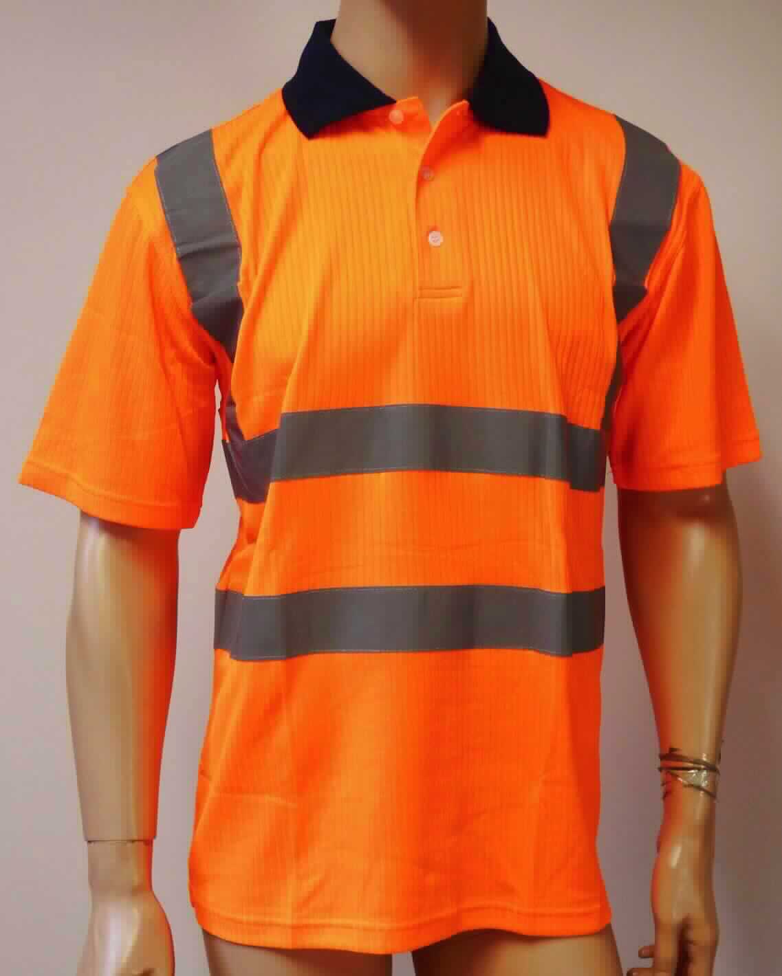 Hemd, sog. POLO-SHIRT, warnorange, Art. WPSO, Größe M, Foto siehe Anlage,
- aus ca. 0,8 mm dicken, buntgewirkten Gewirken aus laut Antrag 75 % Polyester (synthetische Chemiefasern)
  und 25 % Baumwolle; mit durchschnittlich mehr als 10 Maschen je linearen Zentimeter in jeder Richtung, 
- über die Taille reichend (Rückenlänge: ca. 73 cm),
- mit einem halsnahen, kontrastfarbenen Umlegekragen,
- vorn mit einer nicht durchgehenden, bis zur Brustmitte reichenden Öffnung mit Knopfverschluss von links 
  über rechts (Männerkleidung), 
- mit kurzen Ärmeln,
- mit ca. 5 cm breiten, reflektierenden Streifen ausgestattet,
- am unteren Rand durch Umschlagen und Festnähen gesäumt.

"Hemd, aus Gewirken, für Männer, aus synthetischen Chemiefasern"