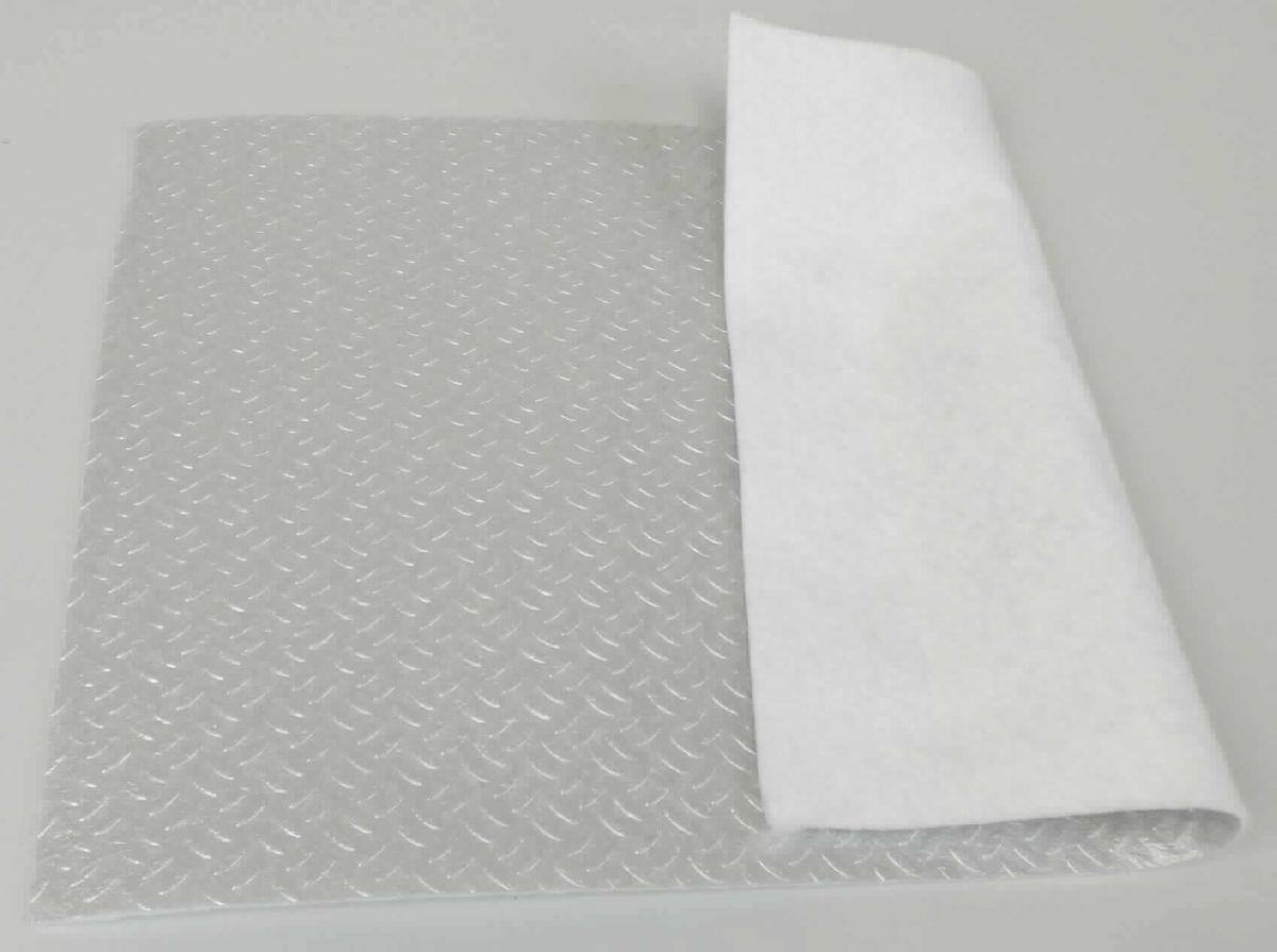 Vliesstoff, sog. Antirutschmaterial, Foto siehe Anlage,
- laut Antrag als Meterware auf Rollen,
- laut Untersuchungsergebnis:
-- genadelt und mit Bindefasern verfestigt,
-- aus synthetischen Spinnfasern (laut Antrag Polyester),
-- keine Filamente und keine heißluftgezogenen (meltblown) Fasern enthaltend,
-- einseitig mit Kunststoff überzogen (Copolymere aus Ethylen und Propylen; kein Zellkunststoff),
-- mit einem Quadratmetergewicht von ca. 506 g,
- stellt sich insgesamt als Vliesstoff im Sinne der Position 5603 dar, somit keine Ware der Position 3921.

"Vliesstoff, überzogen, anderer als in den Unterpositionen 5603 11 bis 5603 14 genannte, mit einem 
 Quadratmetergewicht von mehr als 150 g"