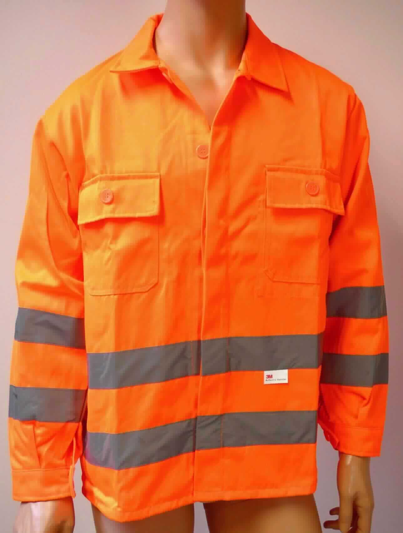 Jacke, sog. Warnschutz-Jacke, leuchtorange, Artikel WJS, Größe 50, Foto siehe Anlage,
- aus ca. 0,7 mm dicken, buntgewebten Geweben aus laut Antrag 80 % Polyester (synthetische Chemiefasern)
  und 20 % Baumwolle,
- über die Taille reichend (Rückenlänge: ca. 73 cm),
- mit einem Umlegekragen,
- vorn mit einer durchgehenden Öffnung mit Knopfverschluss und Patte von links über rechts (Männerkleidung),
- mit langen Ärmeln mit manschettenartigen Abschlüssen mit Knöpfen; jeweils mit zwei aufgesetzten, umlaufenden,
  reflektierenden Streifen,
- mit zwei aufgesetzten Brusttaschen mit Patte und Knopfverschluss,
- unterhalb der Taille mit zwei aufgesetzten, umlaufenden, reflektierenden Streifen,
- am unteren Rand durch Umschlagen und Festnähen gesäumt,
- weist u. a. aufgrund der Materialbeschaffenheit (feste Gewebe) eine gewisse Formstabilität und u. a. deshalb
  den Charakter einer Jacke auf (deshalb kein Hemd der Position 6205),
- aufgrund des allgemeinen Aussehens (einfacher, zweckbestimmter Schnitt) und des Materials (strapazierfähige, 
  feste Gewebe) erkennbar dazu bestimmt, ausschließlich oder hauptsächlich zum Schutz anderer Kleidungsstücke 
  und/oder Personen bei der Ausübung einer Gewerbe-, Berufs- oder Haushaltstätigkeit getragen zu werden.

"Jacke, aus Geweben, für Männer, aus synthetischen Chemiefasern, Arbeits- und Berufskleidung"