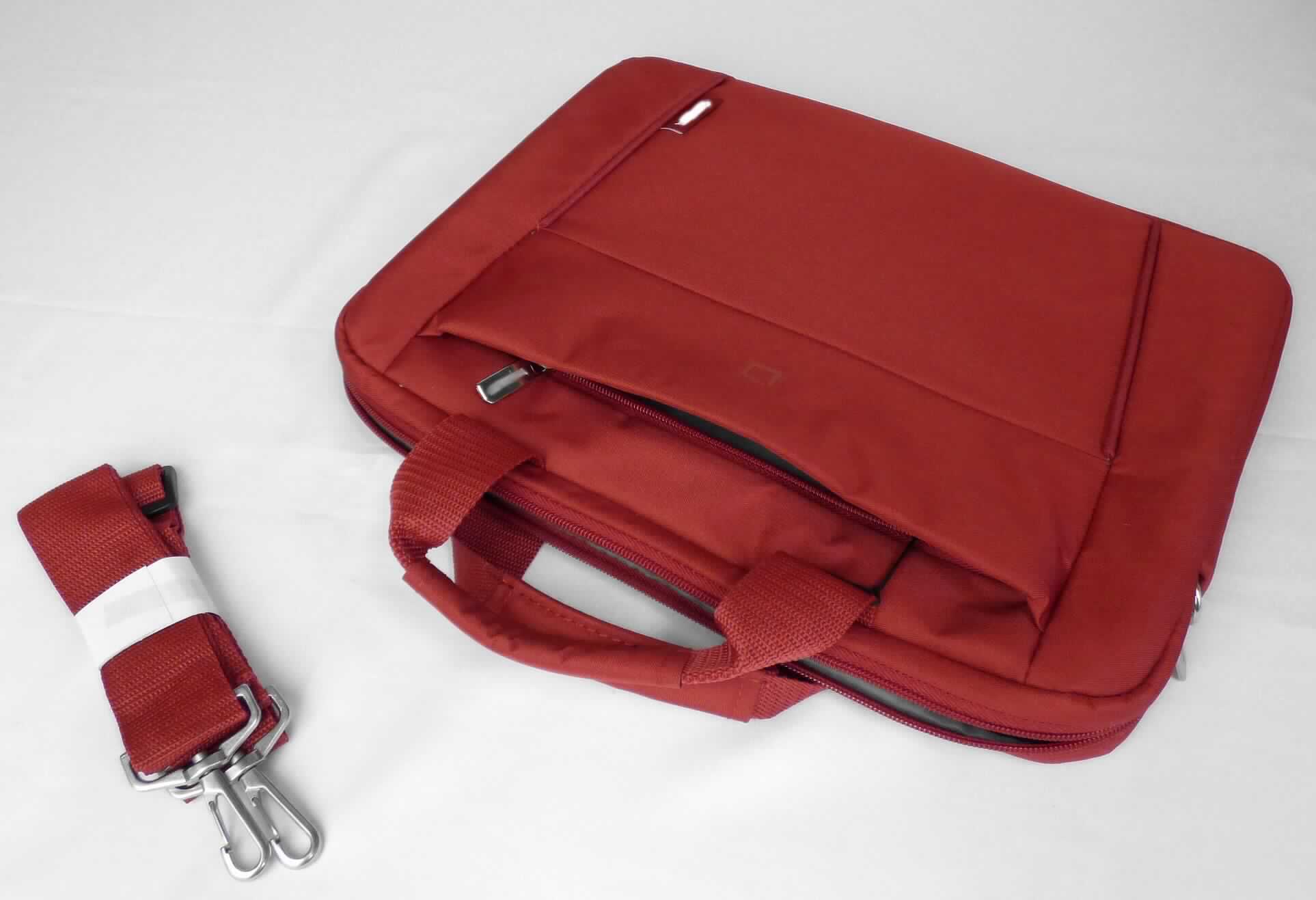 Aktentaschenähnliches Behältnis, sog. Tasche für Notebook (Slim Case Base 13 - 14,1"), Abbildung siehe Anlage, 
- mit einer Außenseite vollständig aus Spinnstoffen, 
- mit zwei gepolsterten Handtragegriffen und einem abnehmbaren, verstellbaren Schultertragegurt, 
- auf der Vorderseite mit einem Reißverschlussfach mit zwei Einsteckfächern und zwei Stiftlaschen, 
- auf der Rückseite mit einem eingesetzten Einsteckfach mit Klettverschluss, 
- mit einem gepolsterten Hauptfach; mit einem entlang des oberen Randes verlaufenden Reißverschluss zu öffnen, 
- innen ohne Einteilung oder Ausstattung, gefüttert, 
- mit den Abmessungen von ca. 37 (B) x 28 (H) x 5 (T) cm, 
- keine Hinweise auf Handarbeit.

"Aktentaschenähnliches Behältnis, mit einer Außenseite aus Spinnstoffen, nicht handgearbeitet"