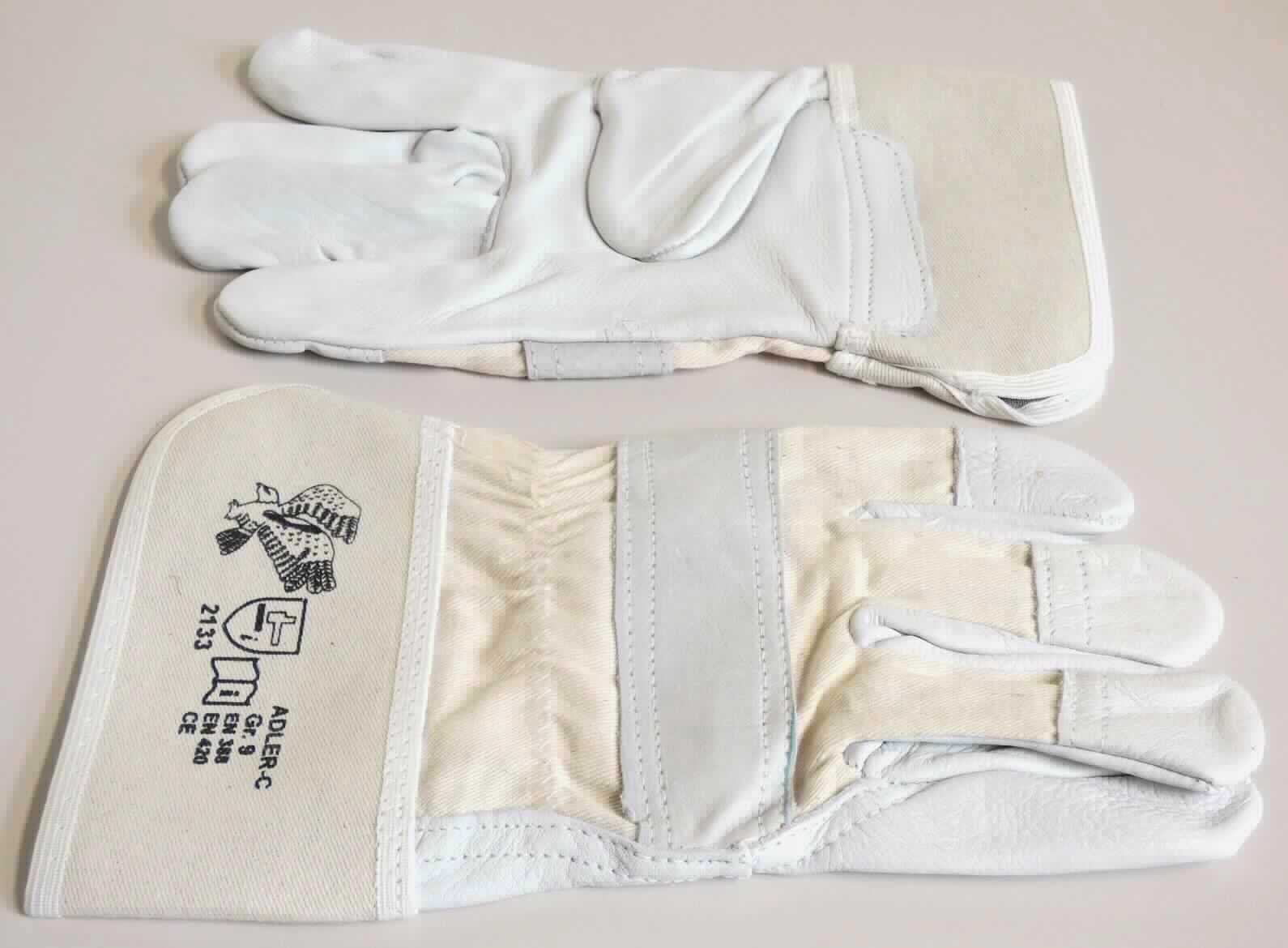Schutzhandschuhe, sog. Handschuhe (Art. ADLER-C9), Foto siehe Anlage,
- als Fünffingerhandschuhe gearbeitet, 
- im Bereich der Innenhand (inkl. Daumen und Finger), der Fingerzwischenräume, der Daumenaußenseite,
  der Fingerkuppen sowie im Knöchelbereich des Handrückens aus Leder,
- im restlichen Bereich der Außenhand (inkl. Finger) aus Geweben aus Spinnstoffen,
- mit einer Stulpe aus dichten Geweben aus Spinnstoffen,
- im Bereich der Handinnenseite gefüttert,
- im Hinblick auf dem Umfang und insbesondere auf die Verwendung der Handschuhe als Schutzhandschuhe
  ist das Leder charakterbestimmend,
- Schutzhandschuhe für alle Berufe aufgrund der einfachen Verarbeitung (innen offen liegende Nähte und Gummi- 
  züge), der auf die Stulpen aufgedruckten CE-Kennzeichnungen (EN 388, EN 420) und der Verwendung von
  dickem, widerstandfähigem Leder.
  
"Bekleidungszubehör, aus Leder, Fingerhandschuhe, Schutzhandschuhe für alle Berufe"