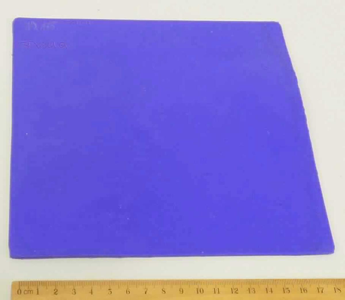 Angaben des Antragstellers:
FVMQ Prüfplatte

Feststellungen an einem Warenmuster:
Es wurde ein Abschnitt einer quadratischen, blauen Matte vorgelegt. Die Matte besteht aus einem Vollkunststoff (Silikonkunststoff).

Befund:
Es handelt sich um eine Matte aus Kunststoff (Kondensationspolymerisationserzeugnis) der Unterposition (KN) 3920 9928.