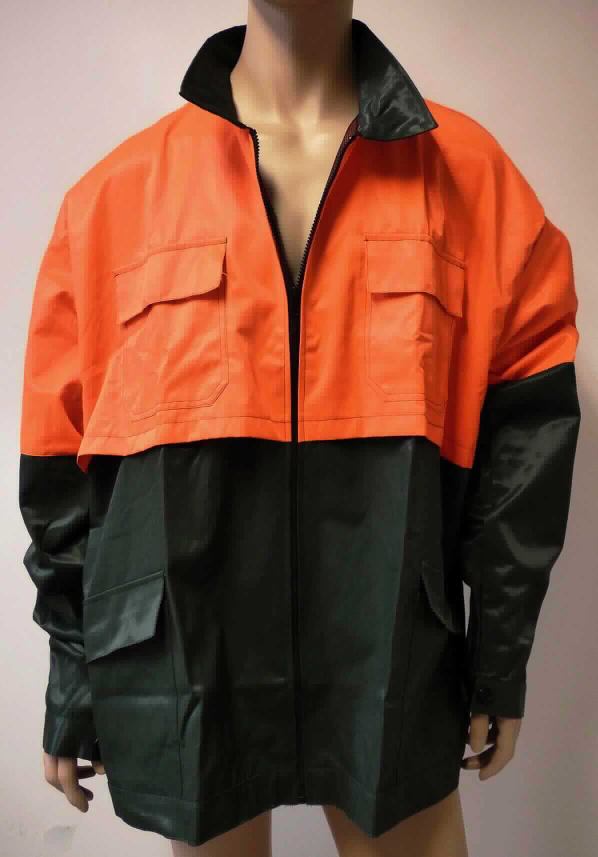 Jacke, sog. Waldarbeiter-Jacke, Art. FJ, Größe XXXL, Foto siehe Anlage,
- in einem Polybeutel verpackt,
- aus verschiedenen einfarbigen, ca. 0,3 mm dicken bzw. 0,4 mm dicken Geweben aus laut Antrag 50 % Nylon 
  (synthetische Chemiefasern) und 50 % Baumwolle,
- im Schulterbereich leicht gefüttert,
- über den Schritt reichend (Rückenlänge: ca. 86 cm), 
- mit einem Umlegekragen,
- vorn mit einer durchgehenden Öffnung mit Reißverschluss; ohne Hinweise auf den Trägerkreis (unisex),
- mit langen Ärmeln mit manschettenartigen Abschlüssen,
- mit zwei aufgesetzten Brusttaschen mit Klettverschluss und zwei aufgesetzten Taschen mit Patte unterhalb 
  der Taille,
- am unteren Rand mit einem angesetzten, nicht verengenden Bund,
- aufgrund des allgemeinen Aussehens (einfacher, zweckbestimmter Schnitt) und des Materials (strapazierfähig)
  erkennbar dazu bestimmt, ausschließlich oder hauptsächlich zum Schutz anderer Kleidungsstücke und/oder 
  Personen bei der Ausübung einer Gewerbe-, Berufs- oder Haushaltstätigkeit getragen zu werden.

"Jacke, aus Geweben, für Frauen, aus synthetischen Chemiefasern, Arbeits- und Berufskleidung"