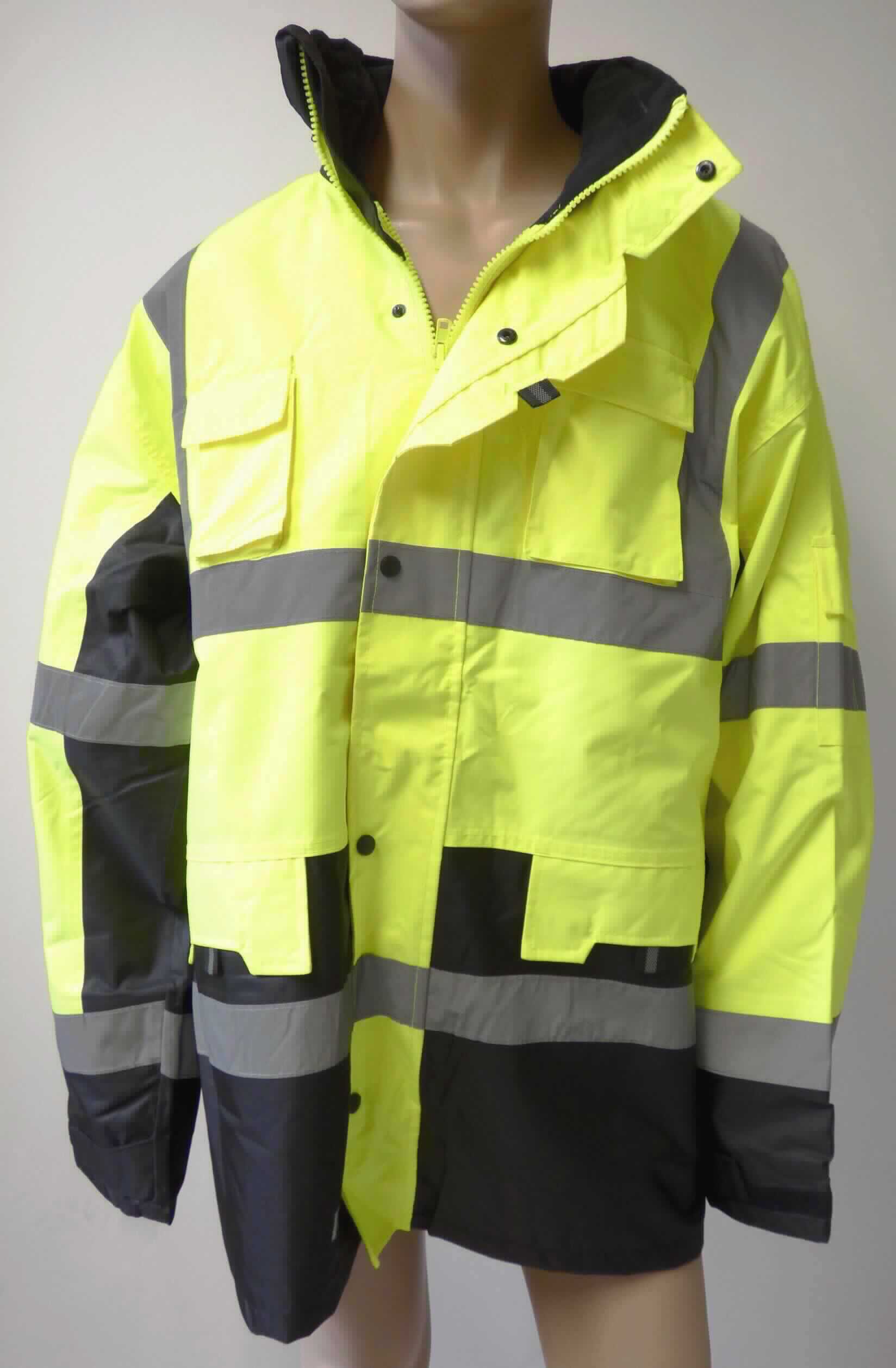 Zwei miteinander verbundene Kleidungsstücke, bestehend aus einem Mantel (Außenteil) und einem anorak-ähnlichen Kleidungsstück (Innenteil), sog. PREVENT-Warnschutzparka gelb, Artikel 3160, Größe XXL,
Foto siehe Anlage,
- beide Teile sind durch einen Reißverschluss miteinander verbunden, aber auch separat tragbar,
- Mantel:
-- aus unterschiedlichen, einfarbigen, etwa 0,3 mm dicken, einseitig (Innenseite) wahrnehmbar mit Kunststoff 
   (kein Zellkunststoff) überzogenen Geweben der Position 5903,
-- durchgehend leicht gefüttert,
-- bis zum halben Oberschenkel reichend (Rückenlänge: ca. 90 cm),
-- mit einem Stehkragen mit integrierter Kapuze,
-- vorn mit einer durchgehenden Öffnung mit einem bis in die Kragenspitzen reichenden Reißverschluss,
   am Kragenrand mit einer kurzen Überlappung von rechts über links; verdeckt durch eine Patte mit Druck-
   knopfverschluss von links über rechts (Männerkleidung),
-- mit langen Ärmeln; an den Abschlüssen mit Klettverschlussriegeln zu verengen,
-- mit verschiedenen ein- und aufgesetzten Taschen,
-- mit etwa 5 cm breiten, reflektierenden Streifen ausgestattet,
-- auf der rechten Seite mit einem Schriftzug bedruckt,
-- am unteren Rand gesäumt.
 
"Kleidung aus Erzeugnissen der Position 5903, aus Geweben, von der Art der in den Unterpositionen 6201 11
 bis 6201 19 genannten Waren"