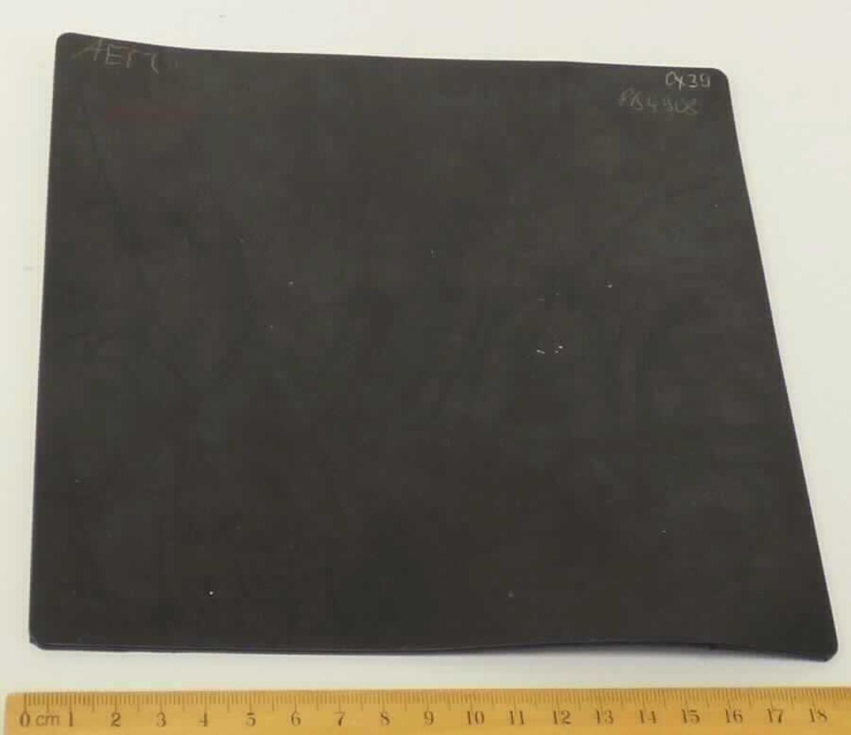 Angaben des Antragstellers:
AEM Prüfplatte

Feststellungen an einem Warenmuster:
Es wurde ein Abschnitt einer quadratischen, schwarzen Matte vorgelegt. Die Matte besteht aus einem Vollkunststoff (Copolymer aus Acrylat und Ethylen).

Befund:
Es handelt sich um eine Matte aus Kunststoff (Additionspolymerisationserzeugnis) der Unterposition (KN) 3920 5990.