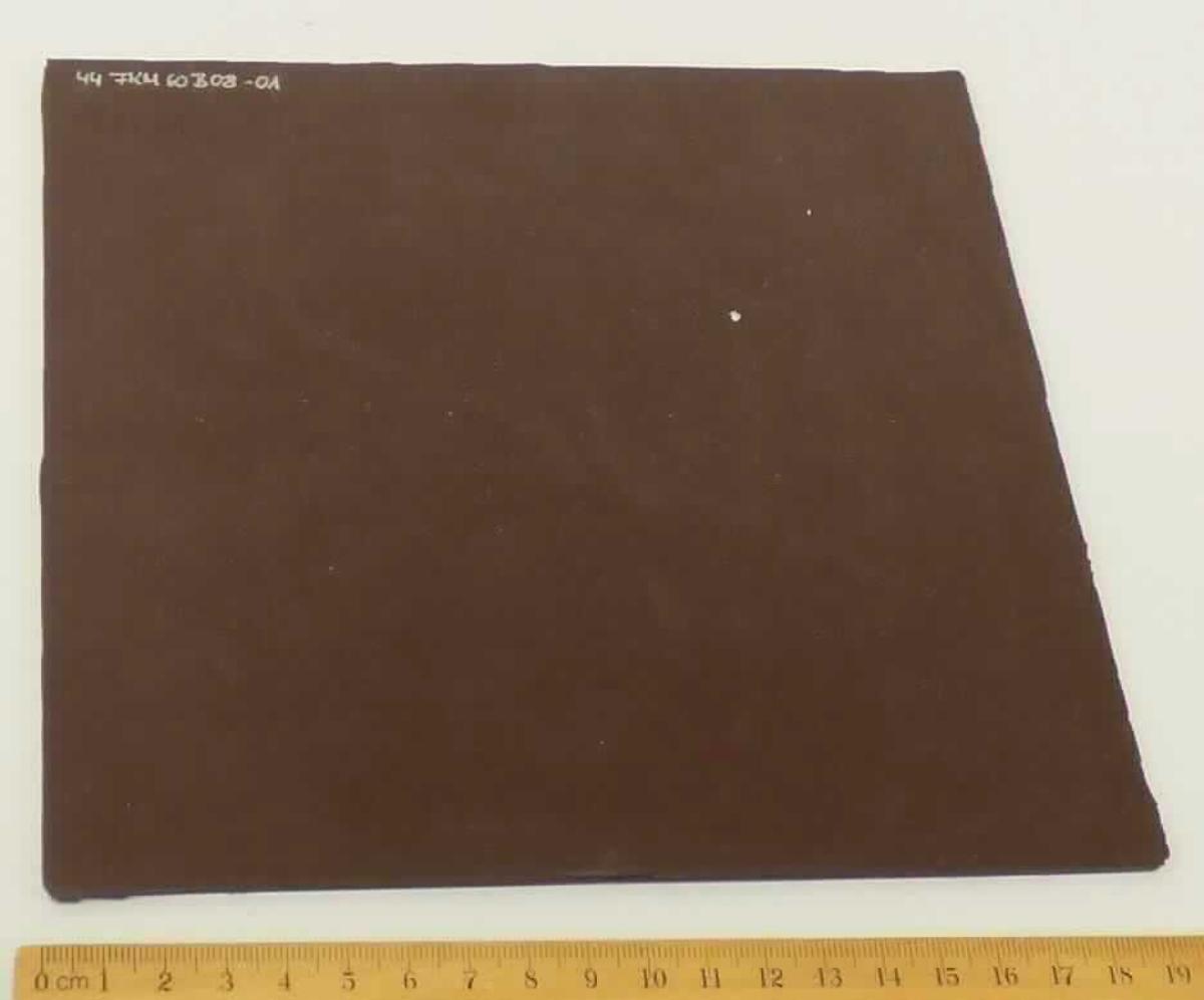 Angaben des Antragstellers:
FKM Prüfplatte

Feststellungen an einem Warenmuster:
Es wurde ein Abschnitt einer quadratischen, dunkelbraunen Matte vorgelegt. Die Matte besteht aus einem Vollkunststoff (Polyvinylidenfluorid).

Befund:
Es handelt sich um eine Matte aus Kunststoff (Additionspolymerisationserzeugnis) der Unterposition (KN) 3920 9959.