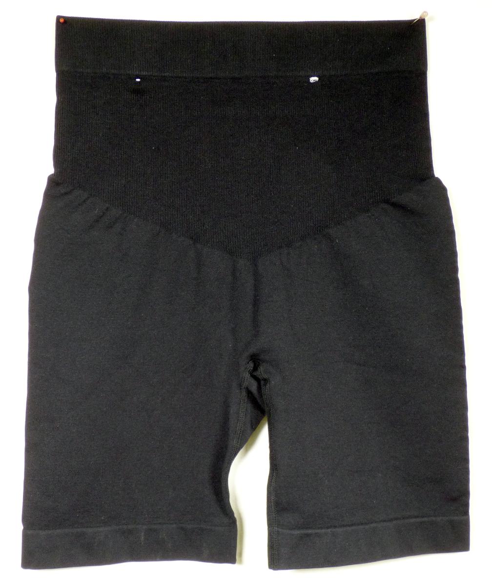 Unterhose, sog. Figure Shaping Panty, Größe L, Art. 7679774, Foto siehe Anlage,
- an einer bedruckten Pappkarte befestigt,
- aus bis zu ca. 1,3 mm dicken, unterschiedlich strukturierten, einfarbigen Gewirken aus laut Antrag 
  89 % Polyamid und 11 % Elasthan (beides synthetische Chemiefasern),
- in der Taille abschließend,
- ohne Eingriff, ohne Öffnung und ohne Verschluss,
- ohne Hinweise auf den Trägerkreis (unisex),
- mit kurzen Hosenbeinen, mit einer Seitenlänge von ca. 40 cm,
- im Schrittbereich mit Zwickel,
- im Schritt und an den Beininnenseiten mit Flachnähten gearbeitet,
- laut Untersuchungsergebnis ist die Querelastizität nicht um mindestens 50 % im Vergleich zur
  Längselastizität geringer, damit keine Miederhose im Sinne der Position 6212.

"Unterhose, aus Gewirken, für Frauen, aus Chemiefasern"