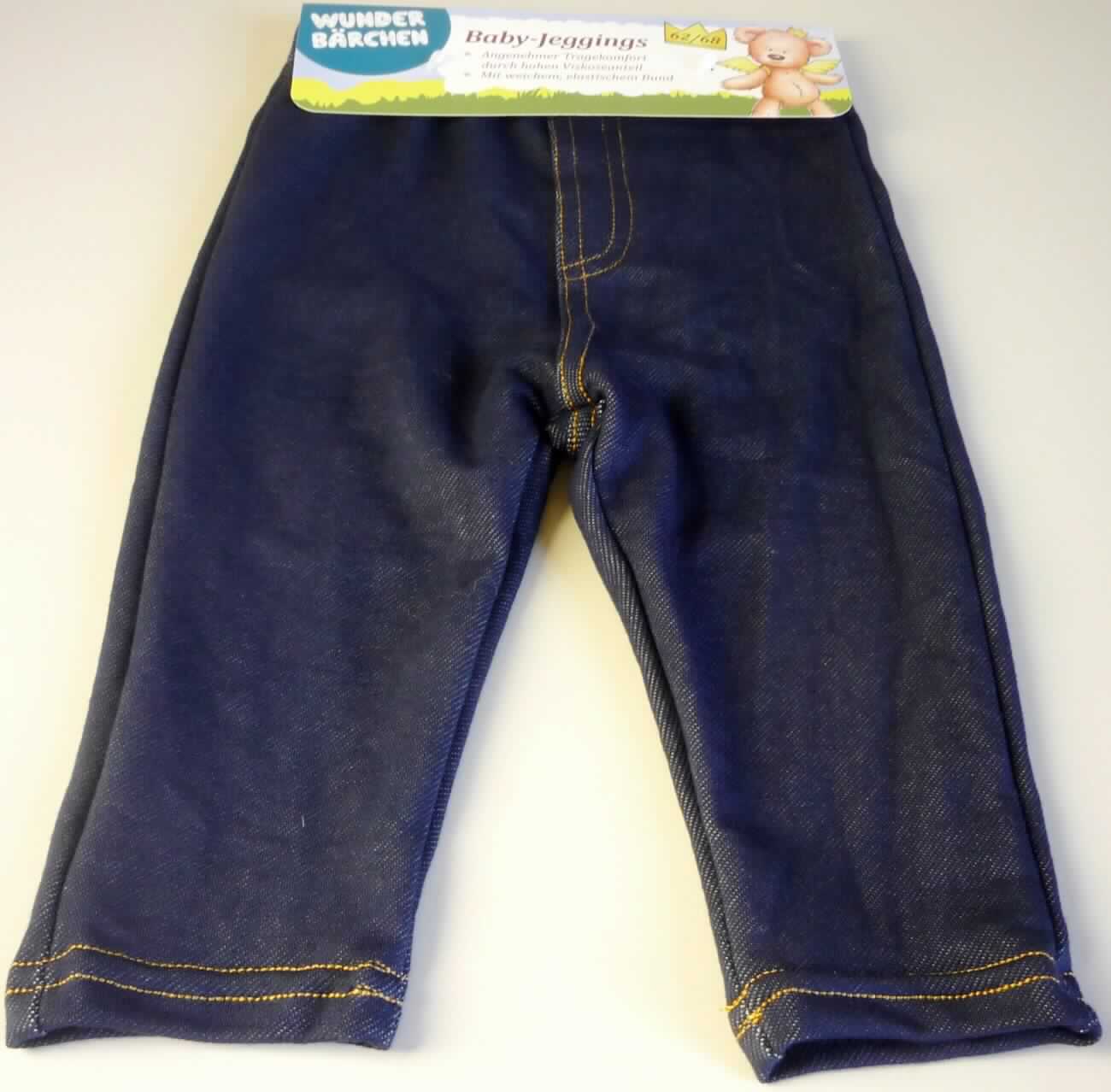 Lange Hose für Kleinkinder, sog. Baby Jeggings, Größe 62/68, Foto siehe Anlage,
- an einer bedruckten Pappkarte angebracht,
- aus ca. 0,7 mm dicken, buntgewirkten Gewirken aus laut Antrag 72 % Viskose (künstliche Chemiefasern) 
  sowie 24 % Polyester und 4 % Elasthan (beides synthetische Chemiefasern),
- in der Taille abschließend; mit einem ca. 2,5 cm breiten, elastischen Taillenbund,
- ohne Öffnung und ohne Verschluss, 
- hinten mit zwei aufgesetzten Gesäßtaschen,
- mit knöchellangen Hosenbeinen, an den Beinabschlüssen durch Umschlagen und Festnähen gesäumt,
- ist für Kleinkinder mit einer Körpergröße von bis zu 86 cm bestimmt.

"Kleidung, aus Gewirken, für Kleinkinder, aus künstlichen Chemiefasern"