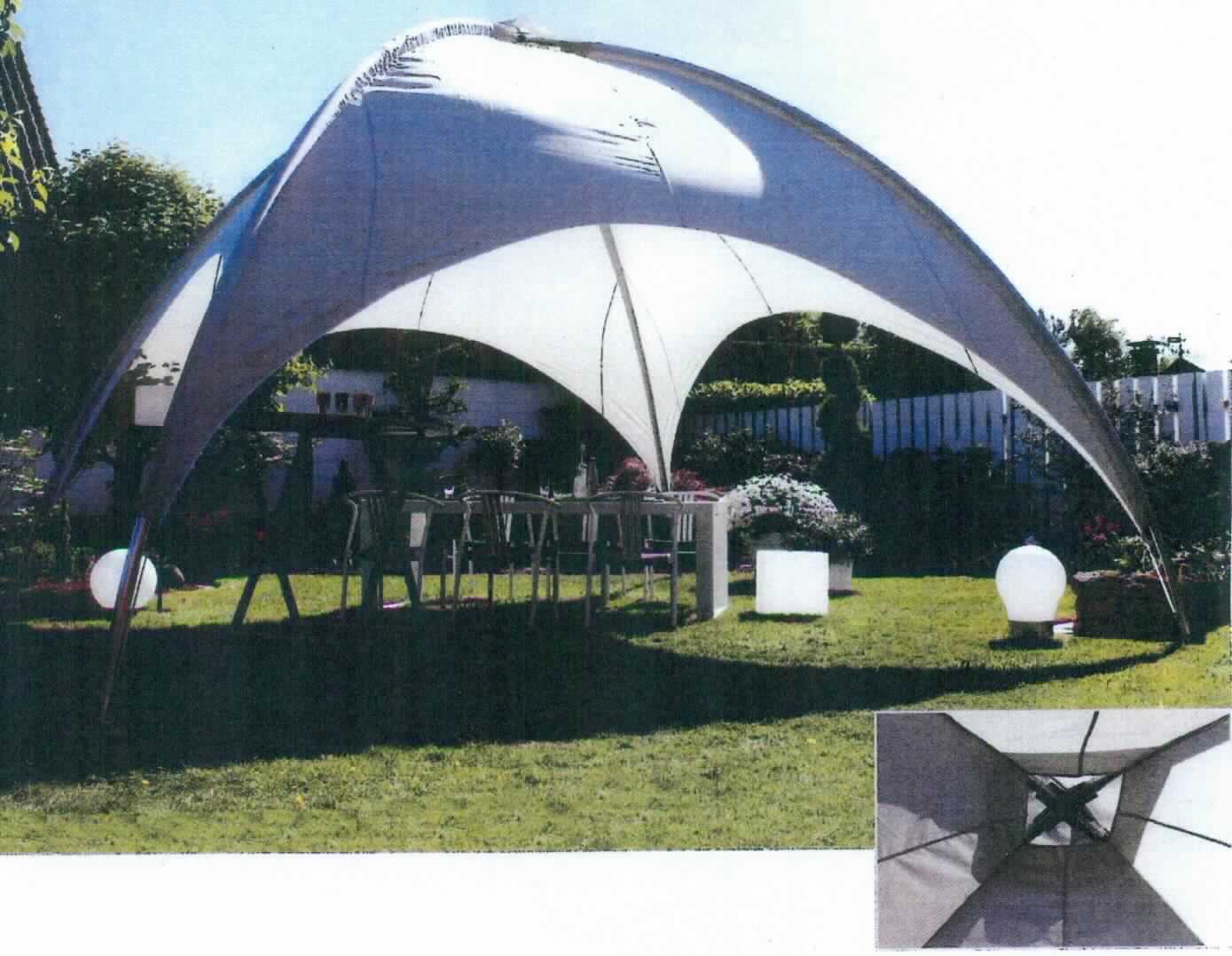 Pavillon, sog. Kuppelzelt, Foto siehe Anlage,
- anhand eines Fotos und eines Gewebeabschnitts veranschaulicht,
- als Gartenpavillon gearbeitet; noch nicht zusammengesetzt eingehend,
- laut Antrag:
-- mit einer quadratischen Grundfläche von 5 m x 5 m und einer Höhe von ca. 3,50 m,
-- mit einer Grundkonstruktion aus Stahl und vier verzinkten Bodentellern,
-- mit einer Dachbespannung aus einfarbigen Geweben aus synthetischen Chemiefasern (lt. Antrag: 
   100 % Polyester); wasserabweisend beschichtet, ein Bestreichen mit Kunststoff ist mit bloßem Auge jedoch 
   nicht wahrnehmbar,
- durch Zusammenfügen konfektioniert,
- an allen Seiten offen; bildet keinen geschlossenen Raum, somit kein Zelt,
- im Hinblick auf die Verwendung als Pavillon und den Umfang bestimmen die Gewebe der Dachbespannung 
  den Charakter der Ware.

"Campingausrüstung (Gartenpavillon) aus Spinnstoffen, aus synthetischen Chemiefasern"
