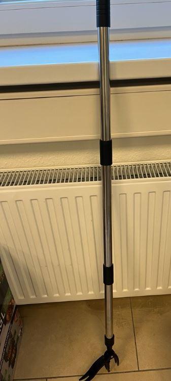 "Unkrautstecher"

- mit freiem Arm zu handhabendes Erzeugnis in Form eines

- noch nicht zusammengesetzten, dreiteiligen Stiels aus unedlem Metall mit einem
  Griff aus Kunststoff, am unteren Ende mit vier spitzen Dornen, die eine Kralle
  bilden (arbeitender Teil) aus unedlem Metall

- mit einer Fußtrittplatte ausgestattet, die zum leichteren Einstechen in den Boden
  dient und bei deren Betätigung die Krallen zusammengedrückt werden

- mit einer Gesamtlänge von etwa 112 cm

- zum Entfernen von Unkraut

- in einem Pappkarton verpackt

Abbildungen siehe Anlage.

Derartige Erzeugnisse gehören als "andere Handwerkzeuge für den Gartenbau, mit arbeitendem Teil aus unedlem Metall" zur Codenummer 8201 9000 00 0 des Zolltarifs.
