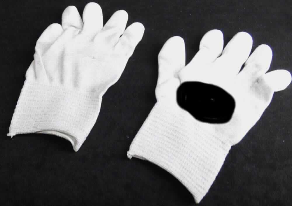 Fingerhandschuhe, Größe 7, Foto siehe Anlage,
- als Fünffingerhandschuhe gearbeitet,
- aus buntgewirkten Gewirken (melierte Garne) aus laut Antrag 88 % Nylon (synthetische Chemiefaser) und 
  12 % Carbon (Kohlenstofffasern),
- der in einem Arbeitsgang hergestellte Handschuh ist lediglich im Bereich der Fingerspitzen einseitig (Außenseite) 
  im Tauchverfahren mit Kunststoff (laut Antrag: Polyurethan; kein Zellkunststoff) überzogen,
- im Bereich des Handrückens bedruckt,
- am unteren Rand abgepasst hergestellt,
- insbesondere im Hinblick auf die gewichtsmäßige Zusammensetzung bestimmen die Spinnstoffe gegenüber den 
  Kohlenstofffasern den Charakter der Ware.

"Fingerhandschuhe, aus Gewirken, mit Kunststoff überzogen"