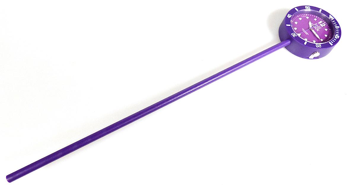 Die sog. Uhr "Lolliclock Classic", Art. Nr. 70555, besteht im Wesentlichen aus einer runden Uhr in einem Kunststoffgehäuse (Durchmesser: 3,7 cm, Höhe: 1 cm) mit einer Zahlenangabe auf dem äußeren Ring, einem Zifferblatt, das eine Stunden- und Minutenunterteilung in Form von Strichen, sowie zusätzlich die Zahl 12, an Position der Zahl 6 ein Dreieck und die übrigen Stunden einen Punkt aufweist. Sie verfügt über einen Stunden-, einen Minuten- und einen Sekundenzeiger. Die batteriebetriebene Uhr weist einen seitlich angebrachten Knopf auf, mit der die Uhrzeit eingestellt wird. Die Uhrwerksgröße beträgt ca. 20 x 15 x 5 mm (L x B x D).

Die Uhr ist an einem 17,5 cm langen Stab befestigt und kann somit in Stifthalter, Blumentöpfe, Vasen o. Ä. gesteckt werden.

Das Erzeugnis ist in einem Karton mit einer Einlage und einem Sichtfenster aufgemacht.

Die Ware ist als "andere als in den Positionen 9101, 9102 oder 9104 erfasste Uhr mit Kleinuhrwerk, elektrisch betrieben" einzureihen.