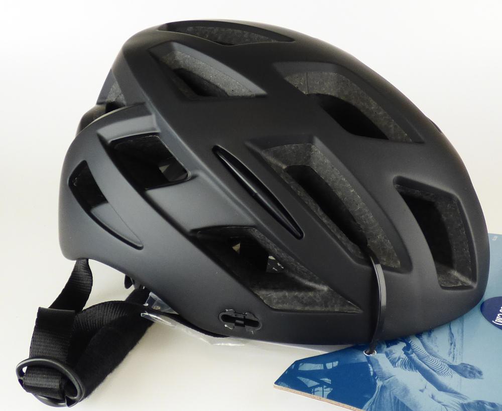Sicherheitskopfbedeckung, sog. Fahrradhelm Inmold, Artikel-Nr. 49710, Foto siehe Anlage,
aus verschiedenen Bestandteilen zusammengesetzte Ware, bestehend aus:
- einer Sicherheitskopfbedeckung (Helm),
- - mit einer Schale aus Kunststoff (laut Antrag Polycarbonat),
- - ausgekleidet mit einer Schale aus geschäumtem Kunststoff (laut Antrag EPS),
- - mit einem abnehmbaren Visier,
- - mit einer herausnehmbaren Polsterung mit einem integrierten Insektenschutznetz,
- - mit einem gepolsterten, längenverstellbaren Kinnriemen aus Spinnstoff,
- - im Bereich des Hinterkopfs mit einem Drehrad aus Kunststoff zur Weitenregulierung,
- - zur Verwendung als Schutzhelm für Fahrradfahrer,
- einem elektrischen Sichtsignalgerät,
- - in Form von sechs Leuchtdioden in einem Gehäuse aus Kunststoff mit Druckschalter,
- - in eingeschaltetem Zustand zur Abgabe von Blinksignalen oder Dauerlicht vorgesehen,
- - an der Rückseite des Helms eingearbeitet,
- die Sicherheitskopfbedeckung bestimmt insbesondere aufgrund ihrer Bedeutung in Bezug
  auf die Verwendung den wesentlichen Charakter der Ware,
- an einer bedruckten Pappkarte befestigt.

"Andere Kopfbedeckung, ausgestattet, Sicherheitskopfbedeckung, aus Kunststoff"