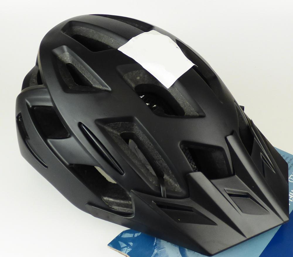 Sicherheitskopfbedeckung, sog. Fahrradhelm Inmold, Artikel-Nr. 49711, Foto siehe Anlage,
aus verschiedenen Bestandteilen zusammengesetzte Ware, bestehend aus:
- einer Sicherheitskopfbedeckung (Helm),
- - mit einer Schale aus Kunststoff (laut Antrag Polycarbonat),
- - ausgekleidet mit einer Schale aus geschäumtem Kunststoff (laut Antrag EPS),
- - mit einem abnehmbaren Visier,
- - mit einer herausnehmbaren Polsterung mit einem integrierten Insektenschutznetz,
- - mit einem gepolsterten, längenverstellbaren Kinnriemen aus Spinnstoff,
- - im Bereich des Hinterkopfs mit einem Drehrad aus Kunststoff zur Weitenregulierung,
- - zur Verwendung als Schutzhelm für Fahrradfahrer,
- einem elektrischen Sichtsignalgerät,
- - in Form von sechs Leuchtdioden in einem Gehäuse aus Kunststoff mit Druckschalter,
- - in eingeschaltetem Zustand zur Abgabe von Blinksignalen oder Dauerlicht vorgesehen,
- - an der Rückseite des Helms eingearbeitet,
- die Sicherheitskopfbedeckung bestimmt insbesondere aufgrund ihrer Bedeutung in Bezug
  auf die Verwendung den wesentlichen Charakter der Ware,
- an einer bedruckten Pappkarte befestigt.

"Andere Kopfbedeckung, ausgestattet, Sicherheitskopfbedeckung, aus Kunststoff"