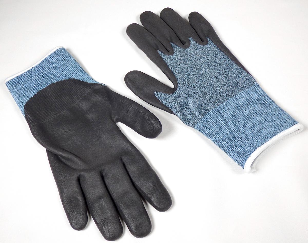 Fingerhandschuhe, sog. Arbeitsschutzhandschuh, in Erwachsenengröße, Foto siehe Anlage,
- als Fünffingerhandschuhe gearbeitet,
- aus Gewirken aus laut Antrag synthetischen Chemiefasern und nicht zum Abschnitt XI
  gehörenden Stoffen,
- nachträglich mit Ausnahme des größten Teils des Bündchens, des Handrückens und Teilen
  der Fingeraußenseiten einseitig (Außenseite) im Tauchverfahren mit Kautschuk (Zellstruktur
  erkennbar) überzogen; die Gewirke sind buntgewirkt und dienen damit nicht nur der Verstärkung
  (somit keine Ware des Kapitels 40),
- mit einem elastischen Bündchen,
- an der Eingriffsöffnung durch eine konstrastfarbene Überwendlichnaht gesäumt,
- insbesondere im Hinblick auf die gewichtsmäßige Zusammensetzung bestimmen die Spinnstoffe
  gegenüber den nicht zum Abschnitt XI gehörenden Stoffen den wesentlichen Charakter der Ware.

"Fingerhandschuhe, aus Gewirken, mit Kautschuk überzogen"