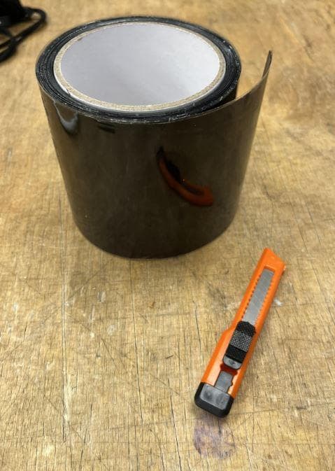 Angaben:
Reparatur Klebeband mit Cuttermesser; aus PET,PVC; extra starkes, wasserfestes Klebeband zum Reparieren von kleineren Rissen und Schäden; 300 x 10 cm

Feststellungen:
Es wurde ein einseitig selbstklebendes, weißes Band auf einer Papprolle vorgelegt. Das Band ist einseitig mit einem Acrylatkleber versehen.

Befund:
Andere Bänder, selbstklebend, aus Kunststoffen, in Rollen mit einer Breite von 20 cm oder weniger