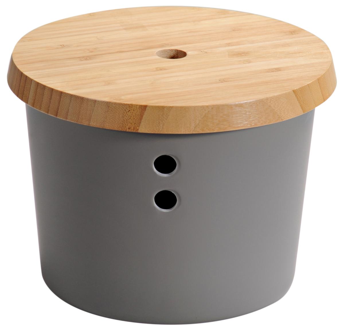 Nach den Angaben der Antragstellerin sowie der vorliegenden Produktabbildung handelt es sich um eine so genannte "Vorratsdose, Art. 32602" mit einem Durchmesser von 19 cm und einer Höhe von 15,5 cm. Die Ware besteht aus einem konischen, sich nach unten hin leicht verjüngenden Behältnis aus Melamin (Kunststoff im Sinne der Anmerkung 1 zu Kapitel 39) sowie einem Deckel aus Bambusholz, welcher auf der Unterseite durch eine umlaufende Rille im Randbereich passgenau für den Behälter gearbeitet ist. Das Erzeugnis ist mit Bohrungen zur Belüftung versehen und soll in der Küche zur Aufbewahrung von Zwiebeln, Kartoffeln oder Knoblauch verwendet werden.

Der Kunststoff bestimmt im Hinblick auf den Umfang und die Bedeutung in Bezug auf die Verwendung den Charakter der zusammengesetzten Ware.

Zolltarifrechtlich handelt es sich um einen "Haushaltsartikel aus Kunststoffen, Küchenartikel aus Melamin, mit Herkunft China bzw. Hongkong".