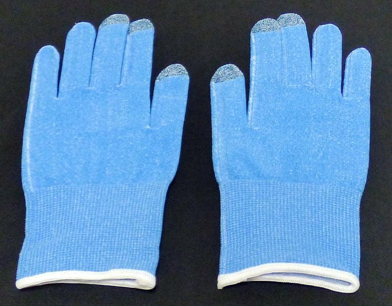 Fingerhandschuhe, sog. Liner für Arbeitsschutzhandschuh, in Erwachsenengröße, Foto siehe Anlage,
- als Fünffingerhandschuhe gearbeitet,
- aus buntgewirkten Gewirken (u. a. melierte Garne) aus laut Antrag synthetischen Chemiefasern und
  nicht zum Abschnitt XI gehörenden Stoffen,
- mit einem elastischen Bündchen, 
- an der Eingriffsöffnung durch eine kontrastfarbene Überwendlichnaht gesäumt,
- insbesondere im Hinblick auf die gewichtsmäßige Zusammensetzung bestimmen die Spinnstoffe
  gegenüber den nicht zu Abschnitt XI gehörenden Stoffen den wesentlichen Charakter der Ware.

"Fingerhandschuhe, aus Gewirken, andere als in der Unterposition 6116 10 genannte, aus 
 synthetischen Chemiefasern"