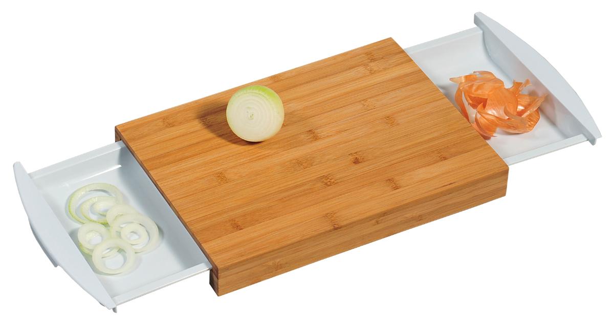 Schneidebrett mit Auffangsschale, Art. 58351 (Abbildung siehe Anlage)
- aus einem rechteckigen Schneidebrett aus nebeneinander verleimten Bambuslamellen
  mit zwei angebrachten, genuteten Standleisten aus aufeinander verleimten Lamellen
  (Lagenholz), aus Bambus, in den Abmessungen: 35,5 x 25,5 x 4 cm und zwei in die Nuten
  eingeschobenen Auffangschalen aus Kunststoff (jeweils ca. 25 x 18,5 x 4 cm groß),
- zur Verwendung bei Tisch oder in der Küche.

Der Charakter der zusammengesetzten Ware wird hinsichtlich des Wertes, des Umfangs
und der Bedeutung für die Verwendung durch das Holz bestimmt.

"Holzware zur Verwendung bei Tisch oder in der Küche, aus Bambus, Brotbretter,
 Schneidebretter und ähnliche Bretter (zusammengesetzte Ware aus Schneidebrett
 aus Holz -charakterbestimmend- und Schalen aus Kunststoff);
 sog. Schneidebrett mit Auffangsschale "