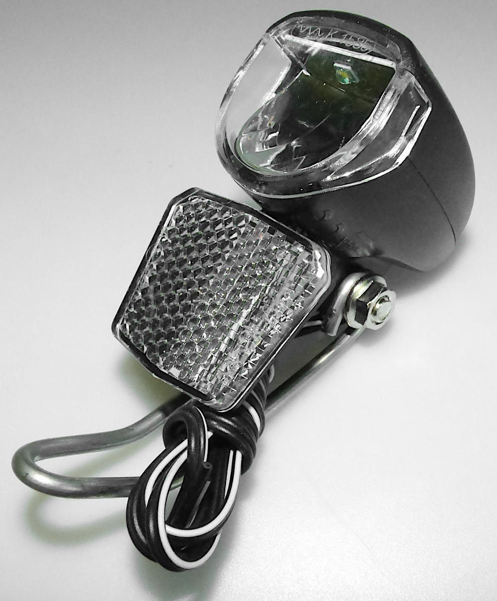 LED-Frontlicht 30 LUX, Artikelnr. 40026 (Abbildung siehe Anlage)
- aus einer Leuchtdiode und Ansteuerelektronik in einem Gehäuse mit Reflektor, klarsichtiger Abdeckung, Bedienelement, Montagehalterung für die Befestigung an einem Fahrradlenker und einem Stromkabel,
- zur Verwendung als Beleuchtungsgerät (Frontleuchte) für Fahrräder,
- zusammen mit Beipack (Anleitung) auf einem Pappträger (Verkaufsumschließung) aufgebracht.
Das LED-Frontlicht bestimmt den Charakter des Ganzen.

"Elektrisches Beleuchtungs- und Signalgerät von der für Fahrräder verwendeten Art, keine Ware der Position 8539, in Warenzusammenstellung in Aufmachung für den Einzelverkauf mit nicht charakterbestimmendem Beipack"