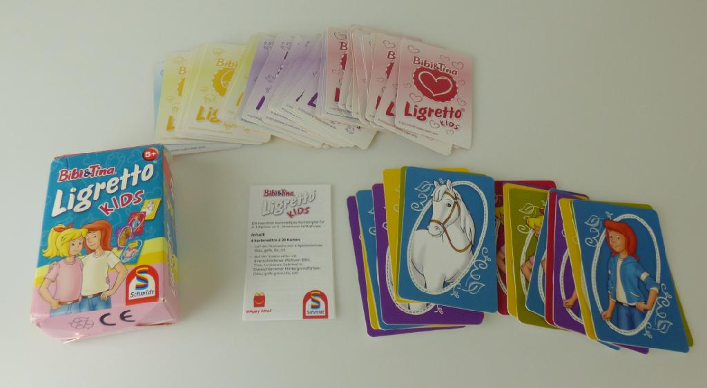 Durch Warenmuster und Anleitung veranschaulichtes Kartenspiel für 2 - 4 Spieler, sog. Mc Donald's Schmidt Spiele - 2022, Spielkarten Bibi & Tina Ligretto Kids", bestehend aus
vier Kartensätzen mit je 20 rechteckigen Karten (75 x 50 mm) aus Pappe, die auf der Vorderseite mit vier verschiedenen Motiven (Bibi, Tina, Amadeus, Sabrina) in fünf verschiedenen
Hintergrundfarben farbig bedruckt sind. Rückseitig sind die Kartensätze mit vier unterschiedlichen Motiven und Farben (blau, gelb, rot, violett) bedruckt.
Die Karten sind mit einer gedruckten Anleitung in einer Pappschachtel für den Einzelverkauf aufgemacht. Das Spiel dient der spielerischen Unterhaltung von Kindern ab 5 Jahren.

Zunächst werden die Karten nach den Kartenrückseiten (blau, gelb, violett, rot) zu vier Kartensätzen à 20 Karten sortiert. Jeder Spieler erhält einen Kartensatz, den er bis zum Spielende behält. Die Kartenstapel werden gemischt. Danach nimmt jeder Spieler seinen Stapel mit der Kartenrückseite nach oben in die Hand (sog. Handstapel) und legt jeweils die oberste Karte offen in die Tischmitte. Diese bilden die Startkarten der Spielstapel. Dabei darf jeder Spieler seine Karten auf jedem Stapel ablegen. Das Spiel beginnt mit dem Ausruf "Hüa Ligretto" als Startsignal. Jetzt sollen die Spieler versuchen so schnell wie möglich ihre Karten loszuwerden, dabei dürfen die Karten nur nach dem Prinzip „Farbe auf Farbe“ bzw. „Motiv auf Motiv“ auf den Spielstapeln abgelegt werden. Bei einer „unpassenden“ Karte muss der Spieler einen persönlichen Ablagestapel bilden. Sollte im Spielverlauf die jeweils oberste Karte des persönlichen Ablagestapels wieder passen, darf diese auf den Spielstapeln abgelegt werden.
Gewonnen hat der Spieler, der als Erster alle seine Karten abgelegt hat. Dieser beendet das Spiel mit dem Ausruf "brrr Ligretto stopp". Alternativ ist das Spiel beendet, wenn kein Spieler mehr Karten ablegen kann. In diesem Fall hat der Spieler gewonnen, der am wenigsten Karten auf der Hand und seinem Ablagestapel hat.

Die Ware wird zolltarifrechtlich als „Gesellschaftsspiel, Spielkarten“ eingereiht.