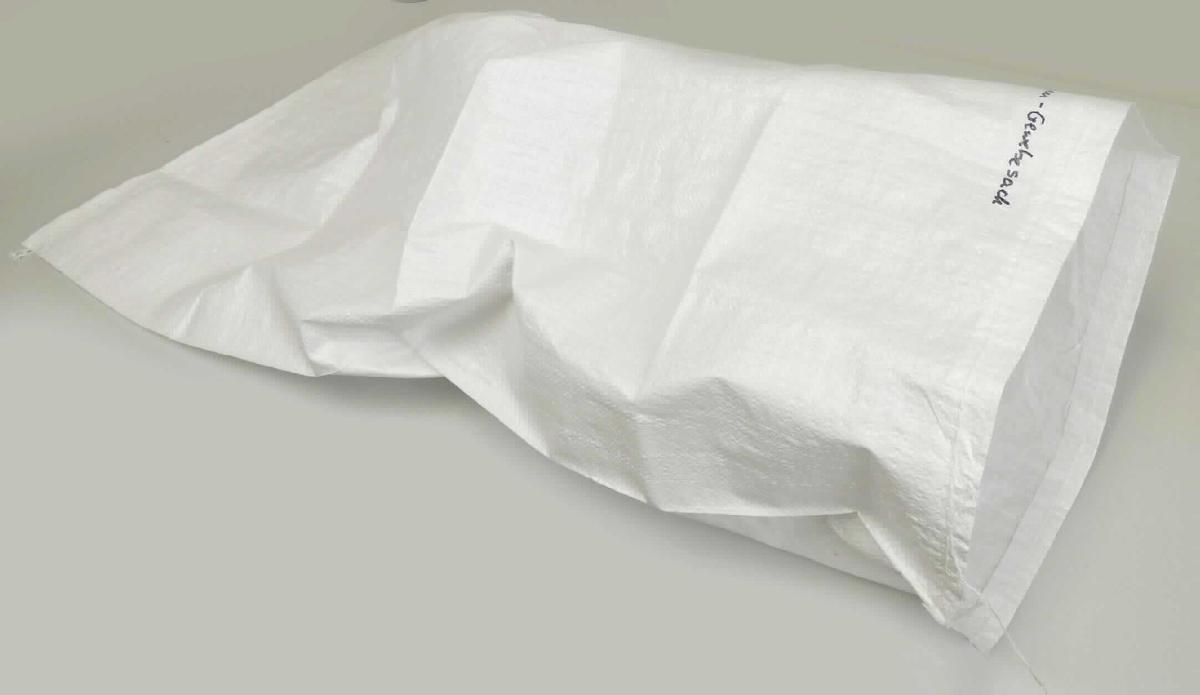 Sack zu Transport-/Verpackungszwecken, sog. Polypropylen-Bändchen-Gewebesäcke, Foto siehe Anlage,
- laut Antrag in verschiedenen Abmessungen, alle mit einem Fassungsvermögen von unter 250 kg; veranschaulicht 
  durch ein Muster in annähernd rechteckiger Form, in den Abmessungen (B x H): ca. 55 cm x 102 cm,
- aus einfarbigen Schlauchgeweben aus Streifen aus synthetischer Spinnmasse (laut Antrag: Polypropylen) mit 
  einer Streifenbreite von weniger als 5 mm (= Gewebe aus synthetischen Spinnstoffen), somit keine Ware der 
  Position 3923, 
- an einer Schmalseite offen und durch Umschlagen und Festnähen gesäumt; an der anderen Schmalseite 
  umgeschlagen und zusammengenäht,
- durch Zusammenfügen konfektioniert,
- dient laut Antrag als Transport-/Verpackungssack von unterschiedlichen Waren (z. B. Getreide oder Holzstücken),
- u. a. aufgrund des Fassungsvermögens von unter 250 kg kein flexibler Schüttgutbehälter,
- kennzeichnet sich aufgrund des Materials, der neutralen Form und der einfachen Verarbeitung als Sack zu 
  Verpackungszwecken im Sinne der Position 6305.

"Sack zu Verpackungszwecken, aus synthetischen Spinnstoffen, kein flexibler Schüttgutbehälter, 
 aus Streifen aus Polypropylen, aus Geweben"