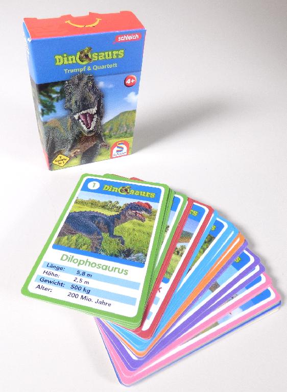 Kartenspiel für bis zu vier Personen, bestehend aus
- 38 beidseitig farbig bedruckten Karten aus Kartonpapier,
- annähernd rechteckig gearbeitet, mit abgerundeten Ecken,
- in den Abmessungen von etwa 9,0 cm x 5,7 cm,
- 36 Karten sind auf der Vorderseite im Wesentlichen mit kurzen Informationen (Kategorien: Länge, Höhe, Gewicht, Alter) über einen darüber abgebildeten Dinosaurier sowie einem farbigen Rahmen und einer Ziffer von eins bis vier bedruckt.
Jeweils vier Karten haben einen Rahmen in der gleichen Farbe und bilden ein Quartett. Die Rückseiten sind mit einem einheitlichen Schriftzug bedruckt. Die übrigen zwei Karten sind im Wesentlichen mit Spielanleitungen für die Spiele "Quartett" und "Trumpf" bedruckt,
- spielbar in zwei unterschiedlichen Spielvarianten ("Quartett" und "Trumpf"),
- dient der spielerischen Unterhaltung von Kindern ab vier Jahren,
- in einem farbig bedruckten Pappkarton für den Einzelverkauf aufgemacht. 

Spielvariante "Quartett": Die Karten werden gleichmäßig an alle Spieler verteilt. Ziel ist es, möglichst viele Quartette zu bekommen. Zu Beginn fragt ein Mitspieler einen anderen nach einer ihm fehlenden Karte. Sollte der Mitspieler diese besitzen, muss er sie hergeben. Der fragende Spieler darf solange nach Karten fragen, bis der gefragte eine gesuchte Karte nicht hat. Er wird dann selbst zum neuen fragenden Mitspieler. Wer am Ende die meisten Quartette vor sich auslegen kann, gewinnt das Spiel.

Spielvariante "Trumpf": Die Karten werden gleichmäßig an alle Spieler verteilt. Zu Beginn liest ein Mitspieler den Namen des Dinosaurieres auf der obersten Karte vor, wählt eine Kategorie und liest den nebenstehenden Wert vor. Alle Spieler vergleichen reihum den Wert in der entsprechenden Kategorie ihrer obersten Karte. Der Spieler mit dem höchsten Wert in dieser Kategorie erhält die oberste Karte jedes Mitspielers. Dieser Spieler beginnt sodann die nächste Runde. Das Spiel endet, sobald ein Spieler keine Karten mehr auf der Hand hat. Der Spieler mit den meisten Karten gewinnt.

Die Ware ist zolltarifrechtlich als "Gesellschaftsspiel, Spielkarten" einzureihen.