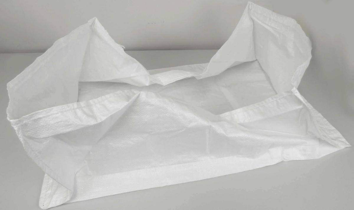 Sack zu Transport-/Verpackungszwecken, sog. Polypropylen-Bändchen-Gewebe-Hauben, Foto siehe Anlage,
- laut Antrag in verschiedenen Abmessungen, alle mit einem Fassungsvermögen von unter 250 kg; veranschaulicht 
  durch ein annähernd quaderförmiges Muster, in den Abmessungen (L x B x H): ca. 83 cm x 52 cm x 32,5 cm,
- aus einfarbigen Geweben aus Streifen aus synthetischer Spinnmasse (laut Antrag: Polypropylen) mit 
  einer Streifenbreite von weniger als 5 mm (= Gewebe aus synthetischen Spinnstoffen), somit keine Ware der 
  Position 3923, 
- oben offen, an den Längseiten umgeschlagen und an den Schmalseiten mit zwei eingesetzten Seitenteilen 
  aus den o. g. Geweben zusammengenäht,  
- an den Rändern durch Umschlagen und Festnähen gesäumt, 
- durch Zusammenfügen konfektioniert,
- dient laut Antrag als Transport-/Verpackungssack von unterschiedlichen Waren (z. B. Getreide oder Holzstücken), 
  wobei zum Abdecken der Ware entweder ein zweiter Sack wie eine Haube von oben über die Ware 
  bzw. den unteren Sack gestülpt oder ein entsprechender Gewebezuschnitt (nicht Gegenstand der vZTA) wie 
  ein Deckel über die Ware gelegt wird, 
- u. a. aufgrund des Fassungsvermögens von unter 250 kg kein flexibler Schüttgutbehälter,
- kennzeichnet sich aufgrund des Materials, der neutralen Form und der einfachen Verarbeitung als Sack zu 
  Verpackungszwecken im Sinne der Position 6305.

"Sack zu Verpackungszwecken, aus synthetischen Spinnstoffen, kein flexibler Schüttgutbehälter, 
 aus Streifen aus Polypropylen, aus Geweben"