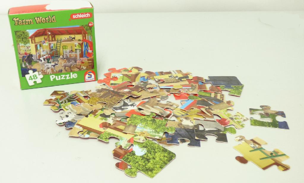 Bei dem sog. "Mc Donald´s - Schmidt Spiele - 2022" - Motiv "Schleich Farm World Puzzle"
handelt es sich um ein Spielzeug in Form eines Puzzles
- bestehend aus 48 Teilen, die mit Ausformungen und Ausbuchtungen versehen sind, 
  so dass sie sich aneinanderfügen lassen,
- aus Pappe gefertigt,
- auf der Vorderseite farbig mit einem Motiv (Farm / Bauernhof), auf der Rückseite einheitlich
  mit einem Karomuster bedruckt,
- dient der spielerischen Unterhaltung.

Die Ware ist einer bunt bedruckten Pappschachtel verpackt.

Derartige Erzeugnisse werden zolltarifrechtlich als "Puzzle, nicht aus Holz" eingereiht.