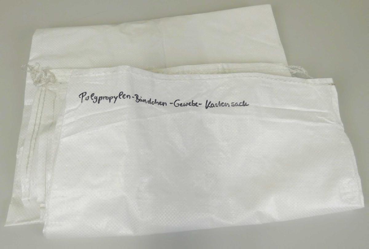 Sack zu Transport-/Verpackungszwecken, sog. Polypropylen-Bändchen-Gewebe-Kastensäcke, Foto siehe Anlage,
- laut Antrag in verschiedenen Abmessungen, alle mit einem Fassungsvermögen von unter 250 kg; veranschaulicht 
  durch ein annähernd quaderförmiges Muster in den Abmessungen (L x B x H): ca. 50 cm x 46 cm x 135 cm,
- aus einfarbigen Schlauchgeweben aus Streifen aus synthetischer Spinnmasse (laut Antrag: Polypropylen) mit 
  einer Streifenbreite von weniger als 5 mm (= Gewebe aus synthetischen Spinnstoffen), somit keine Ware der 
  Position 3923, 
- unten mit einem eingesetzten Bodenteil, oben offen und mit einem angenähten "Deckel" ausgestattet (beide aus 
  den o. g. Geweben),  
- an den Rändern durch Umschlagen und Festnähen gesäumt, 
- durch Zusammenfügen konfektioniert,
- dient laut Antrag als Transport-/Verpackungssack von unterschiedlichen Waren (z. B. Getreide oder Holzstücken),
- u. a. aufgrund des Fassungsvermögens von unter 250 kg kein flexibler Schüttgutbehälter,
- kennzeichnet sich aufgrund des Materials, der neutralen Form und der einfachen Verarbeitung als Sack zu 
  Verpackungszwecken im Sinne der Position 6305.

"Sack zu Verpackungszwecken, aus synthetischen Spinnstoffen, kein flexibler Schüttgutbehälter, 
 aus Streifen aus Polypropylen, aus Geweben"
