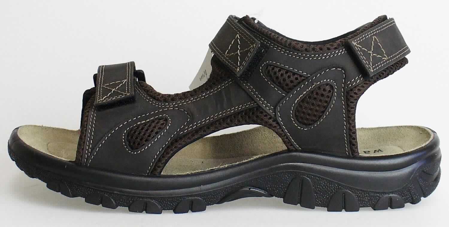 Sandalen (lt. Antrag: "Herren Outdoorsandalen, Art. 384299, Farbe: braun (Modell 2017)", Größe 41, 
Foto siehe Anlage)
- mit Laufsohlen aus (lt. Antrag) Kunststoff; ohne Hauptsohle aus Holz,
- mit zehenfreiem Oberteil (nicht geschlossenes Blatt) aus Leder (den größten
  Teil der Außenfläche bildend) und Spinnstoff,
- mit Klettverschluss,
- ohne Metallschutz in der Vorderkappe,
- nicht den Knöchel bedeckend, 
- mit einer größten Höhe des Absatzes und der Sohle von ca. 2,9 cm, 
- mit einer Länge der Innensohle von ca. 27,2 cm, 
- für Männer (u. a. weiter Schnitt).

"Schuhe mit Laufsohlen aus Kunststoff und Oberteil aus Leder, andere als in den UPos. 6403 1200 bis 
 6403 9931 genannte, für Männer"