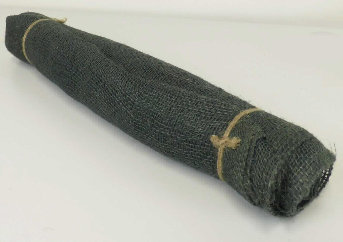 Gewebe, sog. Jutegewebe grün, Foto siehe Anlage,
- laut Antrag in einer Schrumpffolie mit bedrucktem Papiereinleger oder mit einer bedruckten Banderole verpackt,
- als Meterware; laut Antrag mit einer Länge von 5 m und einer Breite von 105 cm,
- laut Antrag aus Jute,
- gefärbt,
- dient laut Antrag zum Schutz von Pflanzen im Winter.

"Gewebe aus Jute, gefärbt, mit einer Breite von weniger als 150 cm"