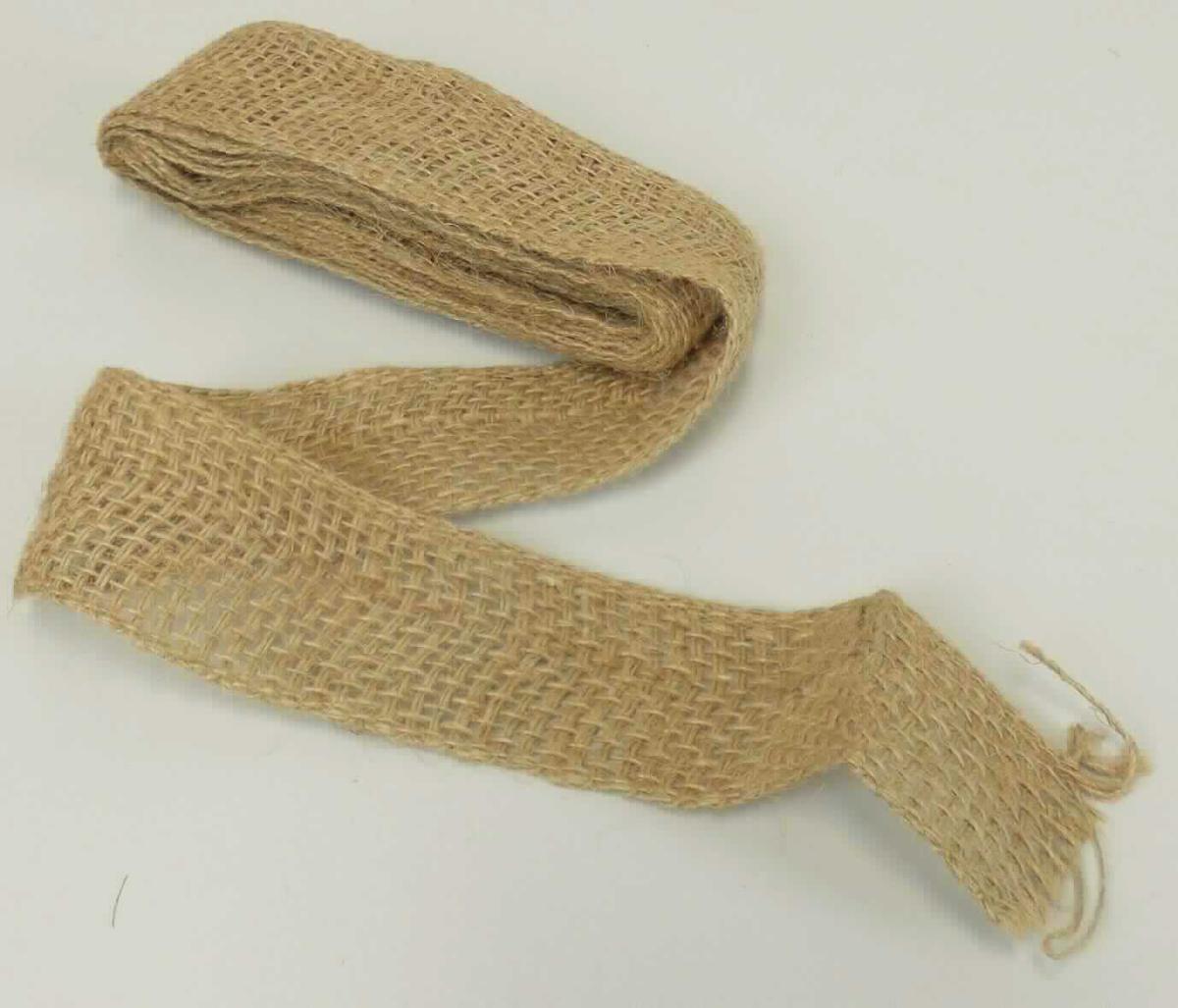 Gewebeband, sog. Jute-Band, Foto siehe Anlage,
- mit laut Antrag einer Banderole oder einem Polybeutel verpackt,
- laut Antrag mit einer Länge von 3 m und einer Breite von 6 cm,
- aus einem Gewebe (kein Samt, Plüsch, Chenille- oder Schlingengewebe) aus laut Antrag Jute,
- keine Elastomergarne oder Kautschukfäden enthalten,
- mit echten Webkanten.

"Band, keine Ware der Position 5807, anderes als in den Unterpositionen 5806 10 und 5806 20 genannte, 
 aus Jute"