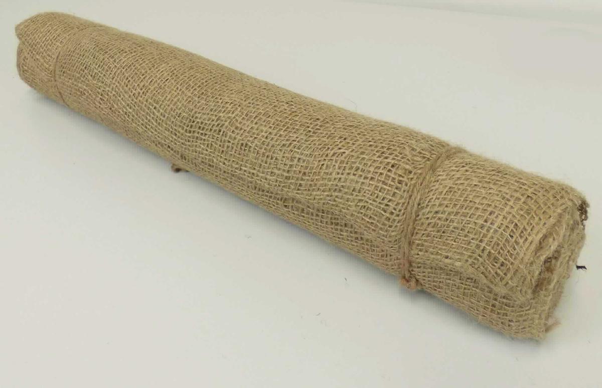 Gewebe, sog. Jutegewebe natur, Foto siehe Anlage,
- laut Antrag in einer Schrumpffolie mit bedrucktem Papiereinleger oder mit einer bedruckten Banderole verpackt,
- als Meterware; laut Antrag mit einer Länge von 5 m und einer Breite von 105 cm,
- laut Antrag aus Jute,
- roh,
- dient laut Antrag zum Schutz von Pflanzen im Winter.

"Gewebe aus Jute, roh, mit einer Breite von weniger als 150 cm"