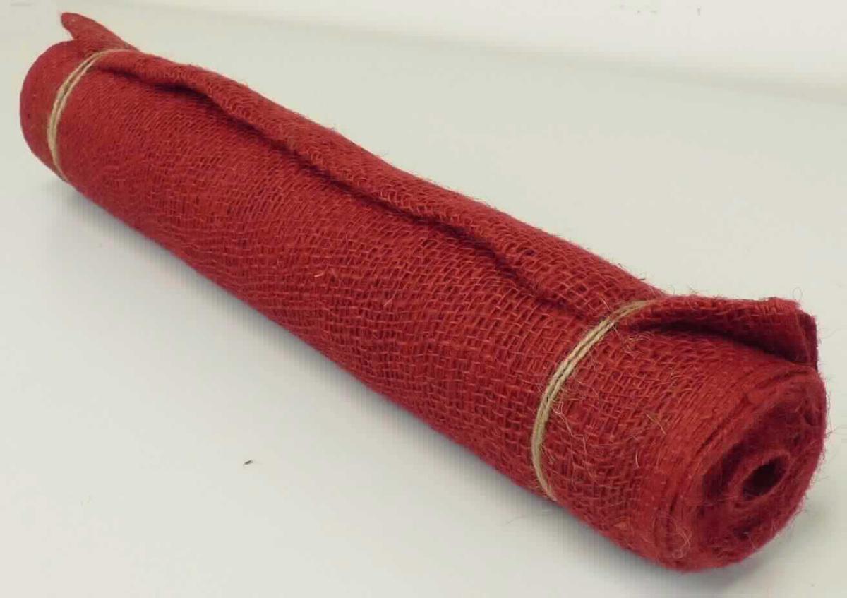 Gewebe, sog. Jutegewebe rot, Foto siehe Anlage,
- laut Antrag in einer Schrumpffolie mit bedrucktem Papiereinleger oder mit einer bedruckten Banderole verpackt,
- als Meterware; laut Antrag mit einer Länge von 5 m und einer Breite von 105 cm,
- laut Antrag aus Jute,
- gefärbt,
- dient laut Antrag zum Schutz von Pflanzen im Winter.

"Gewebe aus Jute, gefärbt, mit einer Breite von weniger als 150 cm"