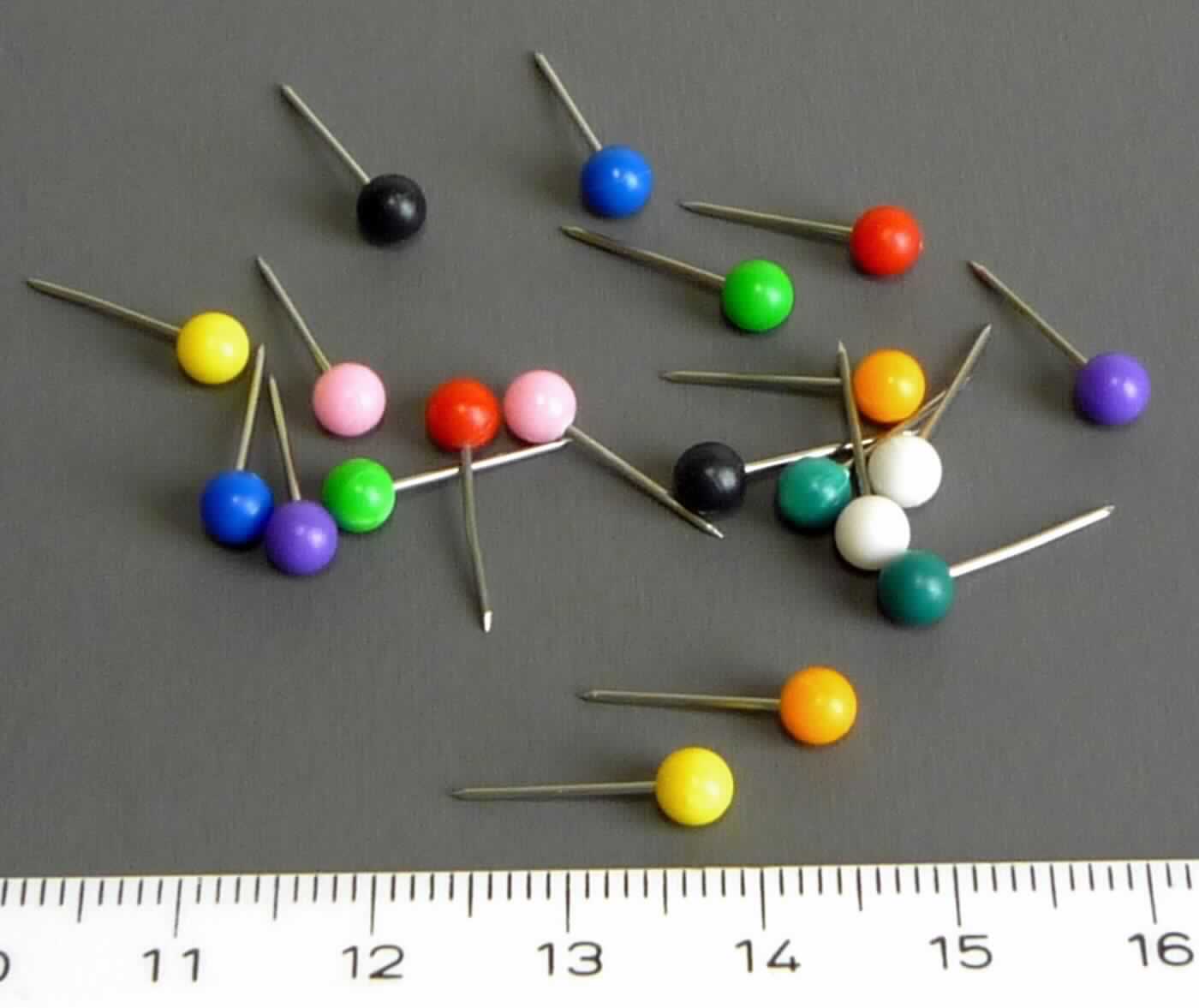Es handelt sich um Drahtstifte, bestehend aus einem Stift aus Stahldraht (Querschnittsabmessung: ca. 0,6 mm), dessen Schaft an einem Ende zugespitzt ist und am anderen Ende mit einem kugelförmigen Kopf aus Kunststoff (Durchmesser: ca. 3,5 mm) ausgestattet ist. 
Die Erzeugnisse sind zu 500 Stück in einer Klarsichtbox mit Aufhänge-Clip verpackt und dienen als sog. Markierungs-Nadeln zum Befestigen und Kennzeichnen an Pinnwänden und Kartenmaterial.
Gesamtlänge: ca. 15 mm
-Antragstellerangaben- 

Abbildung siehe Anlage.

Derartige Erzeugnisse gehören als "andere, den Reißnägeln ähnliche Waren, aus Eisen- oder Stahldraht, auch mit Kopf aus anderen Stoffen" zum TARIC-Code 7317 0060 00.