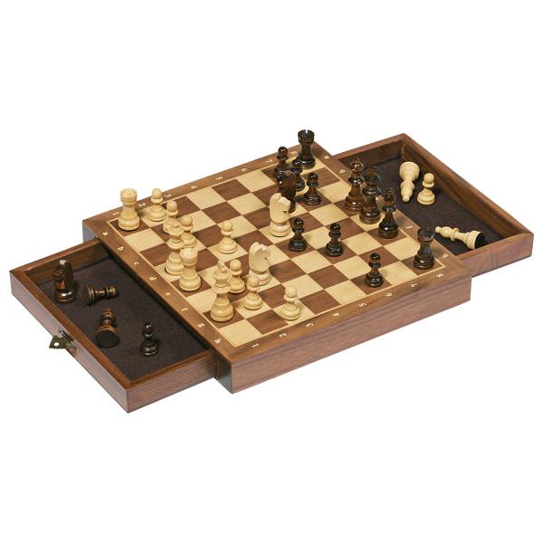 Nach den Angaben der Antragstellerin sowie der vorliegenden Abbildung handelt es sich um ein Gesellschaftsspiel (sog. "Schachspiel, Art. 56919"), bestehend aus
- einem Spielbrett aus Holz,
-- mit den Abmessungen von ca. 25 x 25 x 3,3 cm,
-- auf der Oberseite mit einem Schachspielfeld versehen,
-- auf der Unterseite mit vier Stellfüßen aus Kunststoff,
-- mit zwei ausziehbaren Schubladen an gegenüberliegenden Seiten zur Aufbewahrung
   der Spielfiguren,
- mit 16 hellen und 16 dunklen magnetischen Schachfiguren aus Holz,
- dient der spielerischen Unterhaltung von Kindern und Erwachsenen.

Die Ware ist in einem bunt bedruckten Pappkarton für den Einzelverkauf aufgemacht.

Derartige Erzeugnisse werden zolltarifrechtlich als "anderes als von den Unterpositionen (KN) 9504 2000 bis 9504 9010 erfasstes Gesellschaftsspiel" eingereiht.