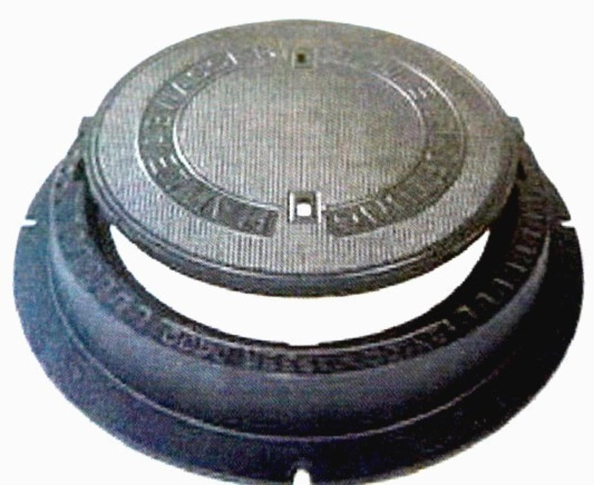 Schachtabdeckung

Bei der Ware handelt es sich gemäß den Unterlagen um ein zweiteiliges Erzeugnis, bestehend aus einem Deckel mit Rahmen und einem Schacht-Außenring als Teil einer Schachtabdeckung aus Gusseisen. Für den Werkstoff ist die Bezeichnung GJS-400 angegeben, einem Gusseisentyp mit Kugelgrafit (duktiles Gusseisen). Die Ware wird zur Abdeckung für eine Be- und Entlüftungsgarnitur "Abwasser"  verwendet.

Die Ware ist nach ihrer stofflichen Beschaffenheit als andere Waren aus Eisen oder Stahl, gegossen, andere, andere, aus Gusseisen, Gusseisen mit Kugelgrafit (auch bekannt als duktiles Gusseisen) und Teile davon, verwendet zur Abdeckung von ober- oder unterirdischen Systemen und/oder als Öffnungen für ober- oder unterirdische Systeme, sowie zur Ermöglichung des Zugangs zu ober- oder unterirdischen Systemen und/oder zur Ermöglichung einer Sichtprüfung von ober- oder unterirdischen Systemen in den TARIC-Code 7325 9910 60 einzureihen.