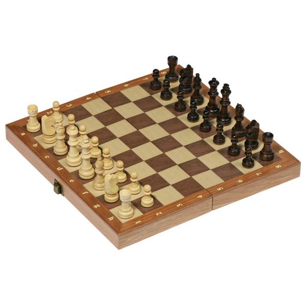 Nach den Angaben der Antragstellerin sowie der vorliegenden Abbildung handelt es sich um ein Gesellschaftsspiel (sog. "Schachspiel, Art. 56921"), bestehend aus
- einer aufklappbaren Kassette aus Holz,
-- im aufgeklappten Zustand mit den Abmessungen von ca. 29,9 x 29,9 x 2,4 cm,
-- auf der Außenseite mit einem Schachspielfeld versehen,
-- mit einem Verschluss aus unedlem Metall,
-- im Inneren mit elastischen Schlaufen zur Aufnahme der Spielfiguren ausgestattet,
- mit 16 hellen und 16 dunklen Schachfiguren aus Holz,
- dient der spielerischen Unterhaltung von Kindern und Erwachsenen.

Die Ware ist in einem bunt bedruckten Pappkarton für den Einzelverkauf aufgemacht.

Derartige Erzeugnisse werden zolltarifrechtlich als "Gesellschaftsspiel, nicht von den Unterpositionen (KN) 9504 2000 bis 9504 9010 erfasst" eingereiht.