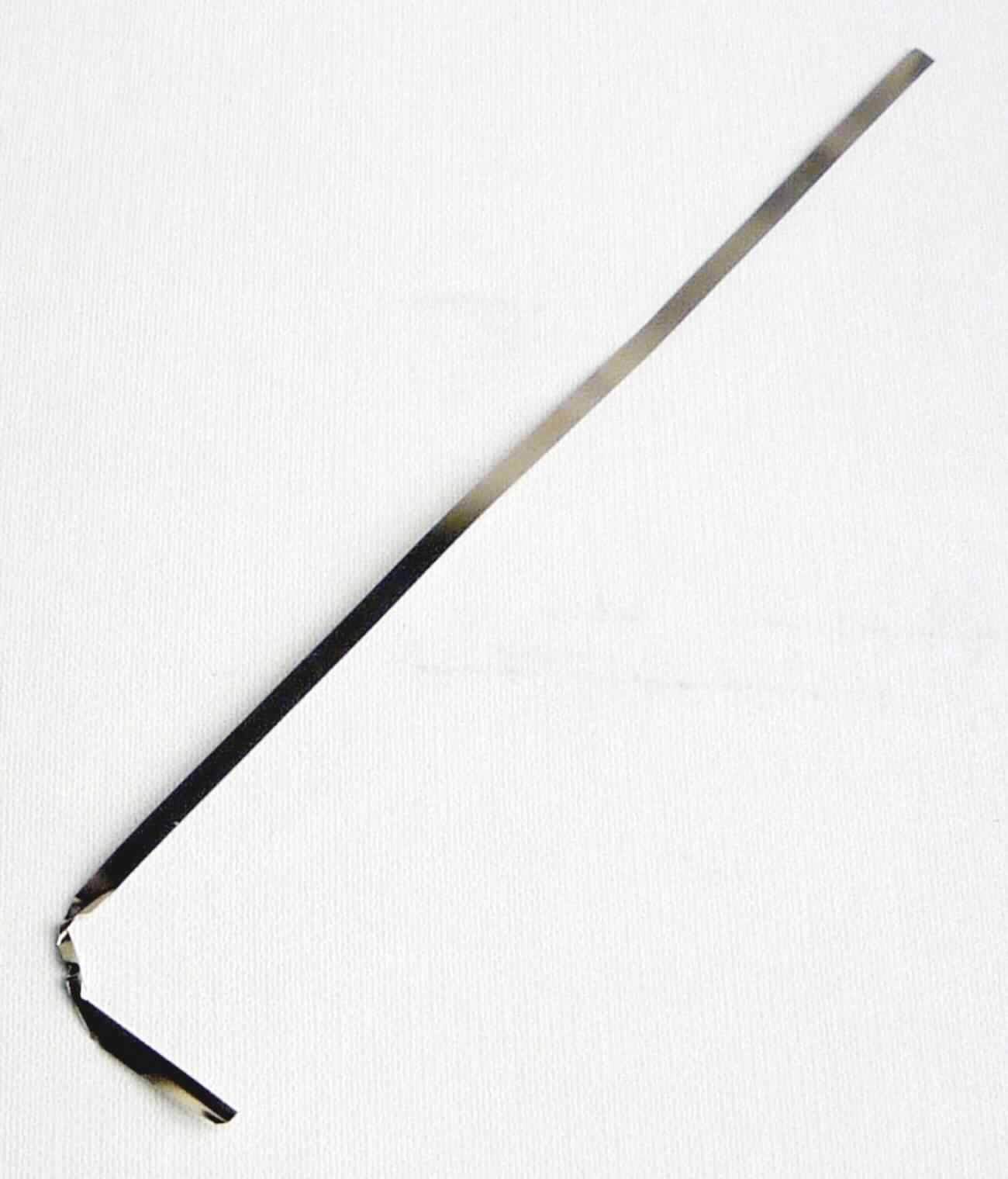 Metallband aus Kupferlegierung

Bei der Ware handelt es sich um ein metallisches Flacherzeugnis aus einer Kupfer-Nickel-Legierung mit gewichtsmäßig überwiegendem Kupfergehalt. Das Band weist eine Dicke von 0,02 oder 0,05 mm und eine Breite von 1,7 mm auf. Die Ware liegt aufgerollt auf einer Kunststoffspule vor.
Das Bandmaterial wird zur Herstellung von Trennblättchen für DE-Relais verwendet.

Die Ware ist als "dünnes Band, mit einer Dicke von 0,15 mm oder weniger, ohne Unterlage, aus einer Kupferlegierung" in die Codenummer 7410 1200 00 0 einzureihen.