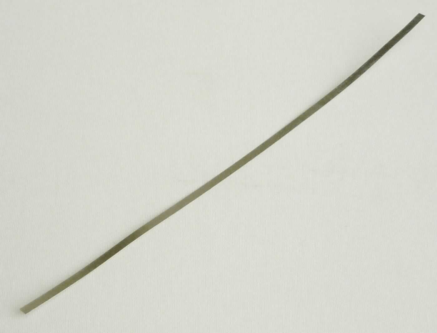 Metallband aus Kupferlegierung

Bei der Ware handelt es sich um ein metallisches Flacherzeugnis aus einer Kupfer-Nickel-Legierung mit gewichtsmäßig überwiegendem Kupfergehalt. Das Band weist eine Dicke von 0,02 oder 0,05 mm und eine Breite von 1,7 mm auf. Die Ware liegt aufgerollt auf einer Kunststoffspule vor.
Das Bandmaterial wird zur Herstellung von Trennblättchen für DE-Relais verwendet.

Die Ware ist als "dünnes Band, mit einer Dicke von 0,15 mm oder weniger, ohne Unterlage, aus einer Kupferlegierung" in die Codenummer 7410 1200 00 0 einzureihen.