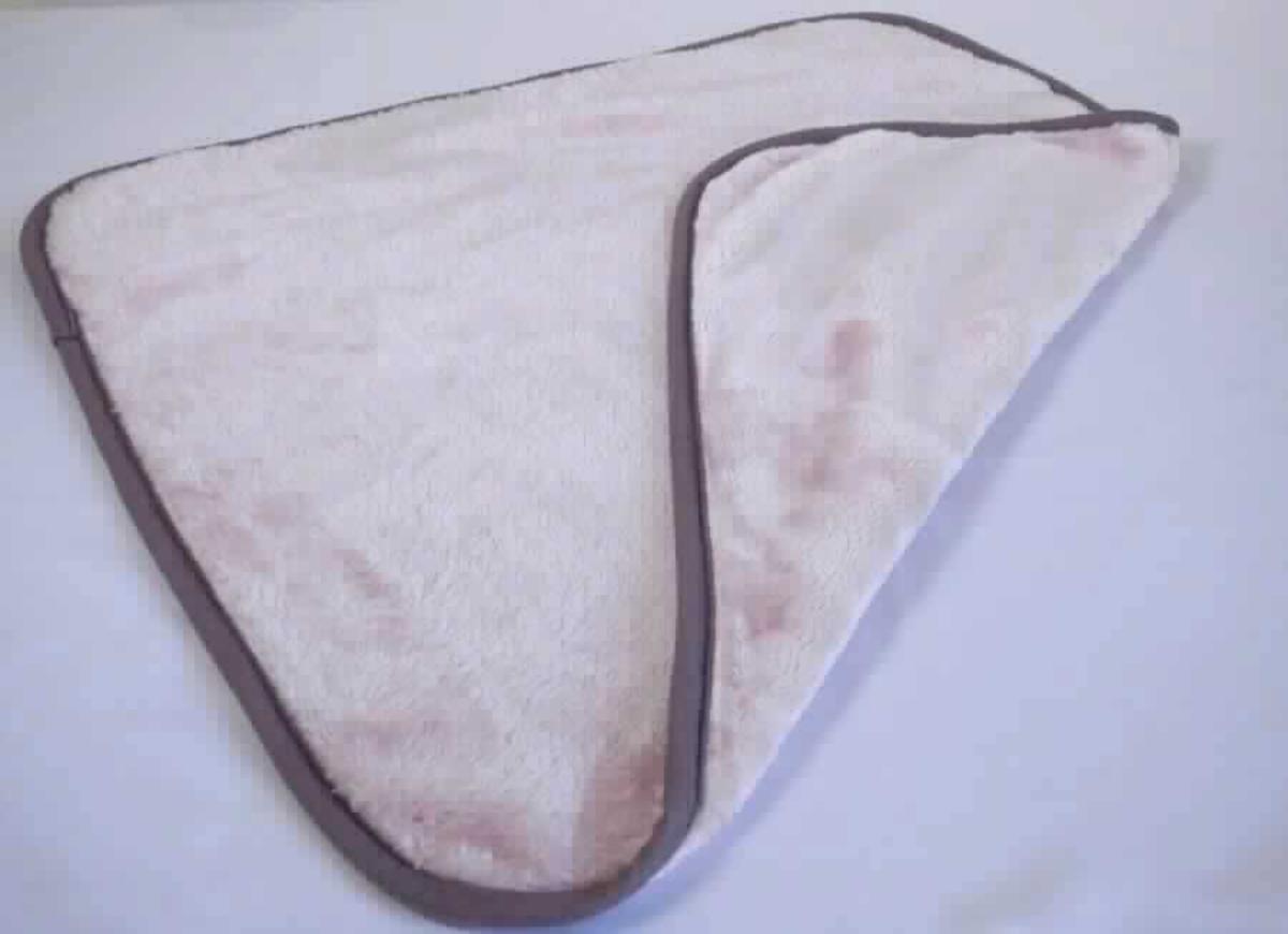 Decke, sog. Kuscheldecke, Art. 288303, Foto siehe Anlage,
- an einem Hängeetikett befestigt,
- laut Antrag rechteckig, in den Abmessungen von 180 cm x 220 cm, veranschaulicht durch ein Muster im 
  Miniaturformat, 
- einlagig gearbeitet, aus einfarbigen Plüschgewirken aus laut Antrag 100 % Polyester (synthetische Chemiefasern),
- an allen Rändern mit einem augenscheinlich gerauten Kettengewirke aus Spinnstoffen eingefasst (somit 
  konfektioniert),
- ohne elektrische Heizvorrichtung.

"Decke, aus Spinnstoffen, ohne elektrische Heizvorrichtung, aus synthetischen Chemiefasern, aus Gewirken"