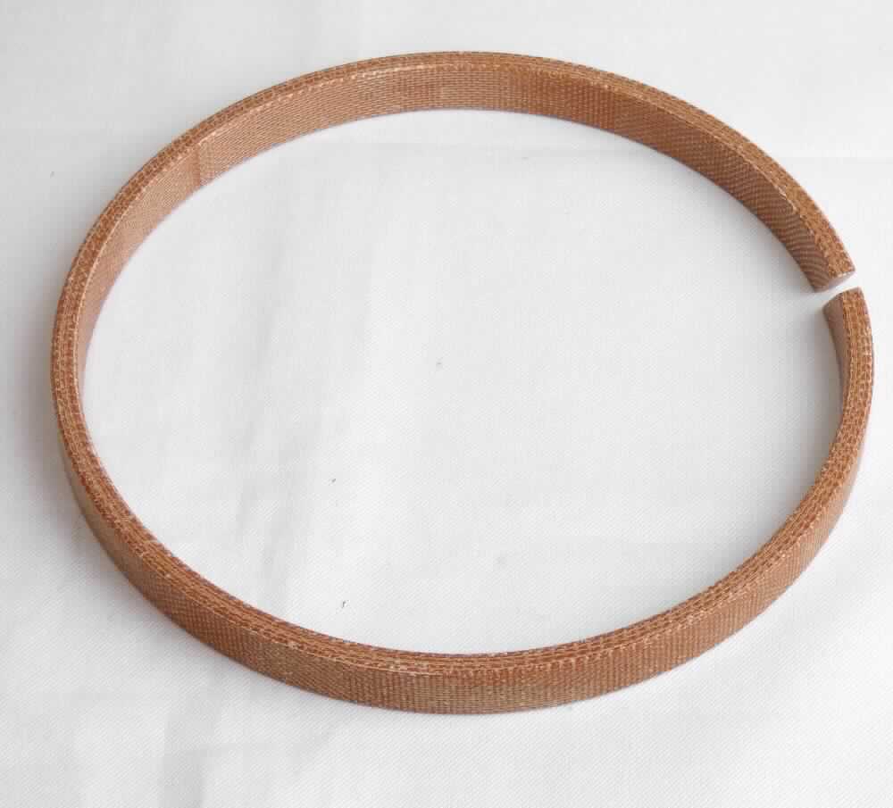 Bei der Ware handelt es sich einem maßhaltig geformten zylindrischen Hohlkörper aus Hartgewebe (Bauelementhöhe 10 mm, Innendurchmesser ca. 110 mm), an einer Stelle schräg durchbrochen, zur reibungsarmen Führung und Lagerung von Kolben und Stangen in hydraulischen Zylindern. Die Führungsringe sollen die metallische Berührung verhindern und wirken dabei als Gleitlager. 

Die Führungsringe aus phenolharzgetränktem Kunstharzgewebe kommen je nach Anwendungszweck in verschiedenen Größen und/oder Durchmessern vor.

Die Erzeugnisse sind als "Wellengleitlager, nicht für zivile Luftfahrzeuge, nicht aus Stahl" einzureihen.
