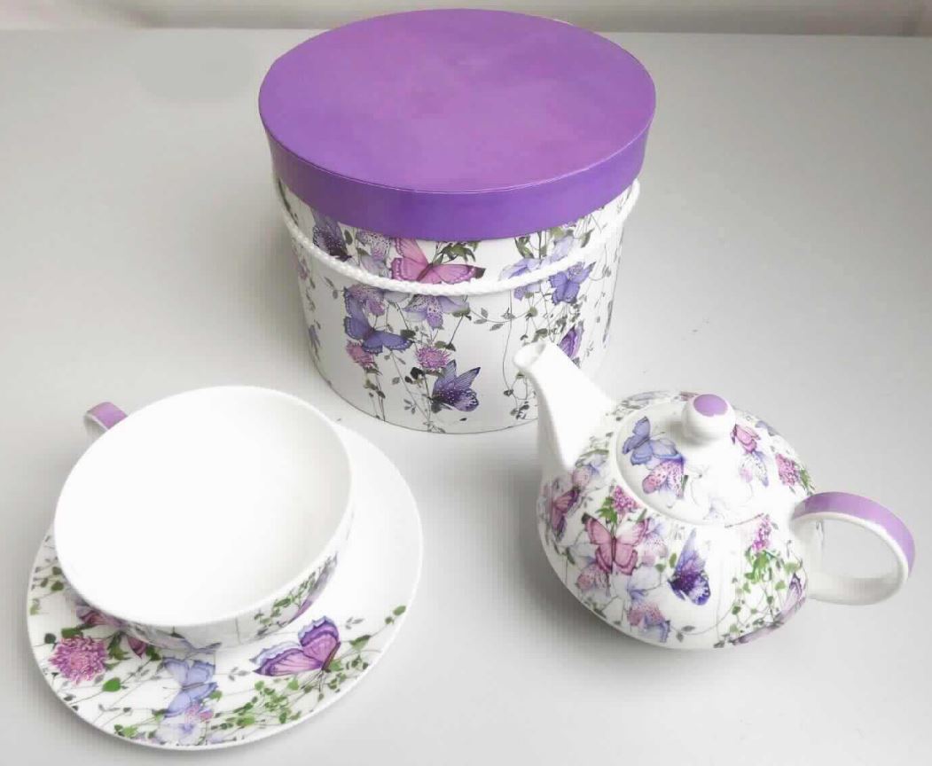 Zusammenstellung bestehend aus Geschirr aus Porzellan (Teetasse mit Unterteller und Teekanne)
und einer Schachtel aus Pappe, sog. Geschenkbox mit Teeset, Foto siehe Anlage,
- die Waren dienen weder der Befriedigung eines speziellen Bedarfs noch der Ausübung einer
  bestimmten Tätigkeit und stellen somit keine Warenzusammenstellung im Sinne der AV 3 b) dar;
  die Schachtel stellt kein Behältnis im Sinne der AV 5 a) dar, da sie zur Aufnahme des Geschirrs
  nicht besonders gestaltet oder hergerichtet ist und nicht für den dauernden Gebrauch (zusammen
  mit dem Teeset) bestimmt ist; die Schachtel stellt auch keine Verpackung im Sinne der AV 5 b) dar,
  weil sie für die Verpackung des Teesets nicht üblich ist (u. a. ist der Schachtel - sog. Geschenkbox -
  von außen nicht anzusehen, welche Ware darin verpackt ist; darüber hinaus ist die Schachtel
  aufgrund ihrer hochwertigen Verarbeitung zur wiederholten Verwendung geeignet); somit sind
  die Waren getrennt einzureihen,
- Schachtel aus Pappe, lt. Antrag:
- - in Form einer zylinderförmigen, formstabilen Stülpdeckelschachtel,
- - mit den Abmessungen von 11,3 cm x 12,5 cm x 11,6 cm (H x B x T),
- - aus bedruckter Pappe und einem an den Seiten befestigten Band aus Textilien.

"Schachtel aus Pappe, andere als in den Unterpositionen 4819 1000 bis 4819 4000 genannte"